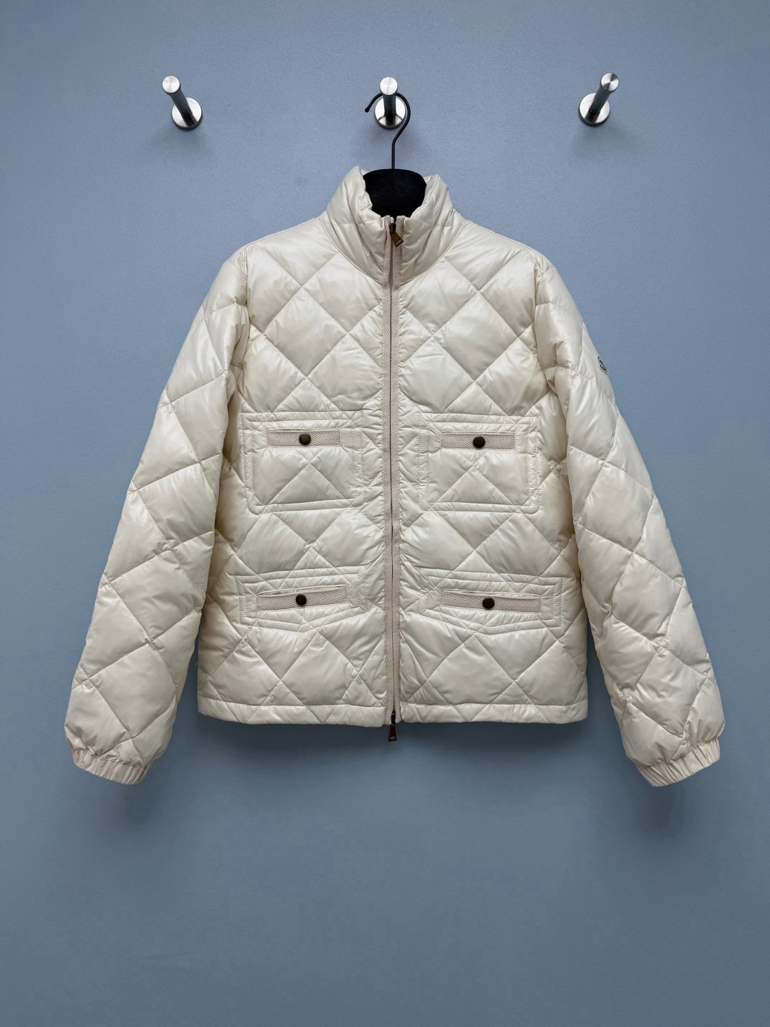 NO:944045,Mon* off-white rhombus short down jacket  Bright water-repellent fabric, diamond quilting technology, locking velvet is not easy to run away, the fabric is light and soft, with a delicate luster. Classic diamond quilting, divided into velvet, warm and even, not easy to clump and velvet. High stand collar design, windproof and temperature locking, protect the neck; old metal zipper, placket with webbing bag  The edges are exquisite in details. The four-pocket layout on the chest and hem, the pocket webbing splicing and retro snap buttons, have a strong sense of hierarchy and high practicality. The classic brand embroidered badge logo on the outside of the sleeves is highly recognizable. The elastic cuffs lock in warm air and prevent cold wind from intruding. The milky white down jacket is gentle and noble!  Solid color size 3 SML, mask-clothing, Moncler, down jacket,19860909Mon*米白色菱格短款羽绒服 亮面防泼水面料,菱格衍缝工艺,锁绒不易跑绒,面料轻薄柔和,自带细腻光泽感.经典菱形格绗缝,分格充绒,保暖均匀,不易结块跑绒.高立领设计,防风锁温,保护脖颈；金属做旧拉链,门襟搭配织带包边,细节考究.胸前下摆四口袋布局,袋口织带拼接搭配复古按扣,层次感强,实用性高.袖子外侧经典品牌刺绣徽章标识,辨识度高.松紧袖口,锁住暖风,防止冷风灌入.奶呼呼米白色羽绒服,温柔又显贵！ 单色3码 SML,蒙口-服装,Moncler,down jacket,,Women's clothing