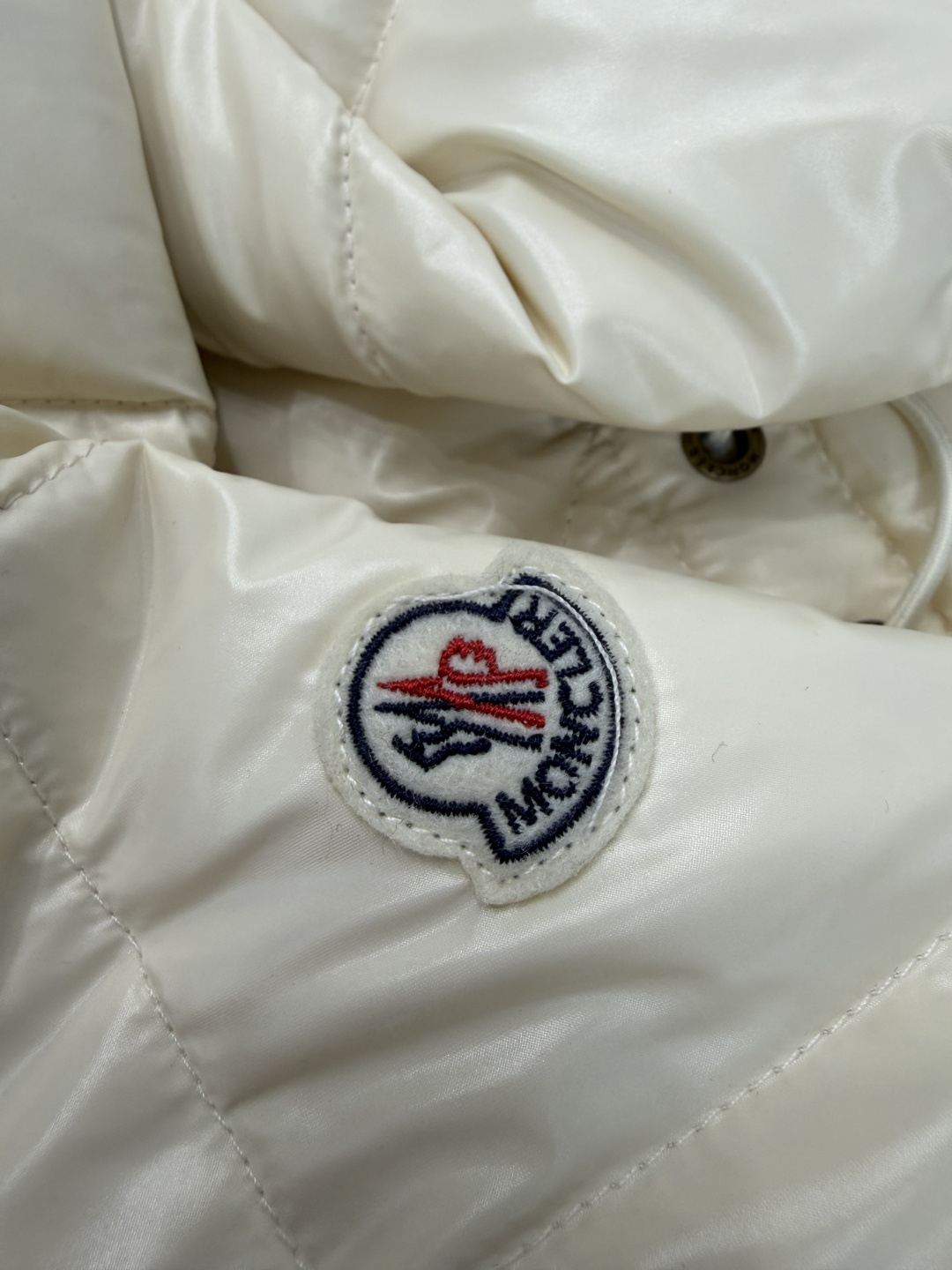 🔥🔥 Mon*米白色菱格短款羽绒服 亮面防泼水面料,菱格衍缝工艺,锁绒不易跑绒,面料轻薄柔和,自带细腻光泽感。经典菱形格 🔥🔥 Mon*米白色菱格短款羽绒服 亮面防泼水面料,菱格衍缝工艺,锁绒不易跑绒,面料轻薄柔和,自带细腻光泽感。经典菱形格