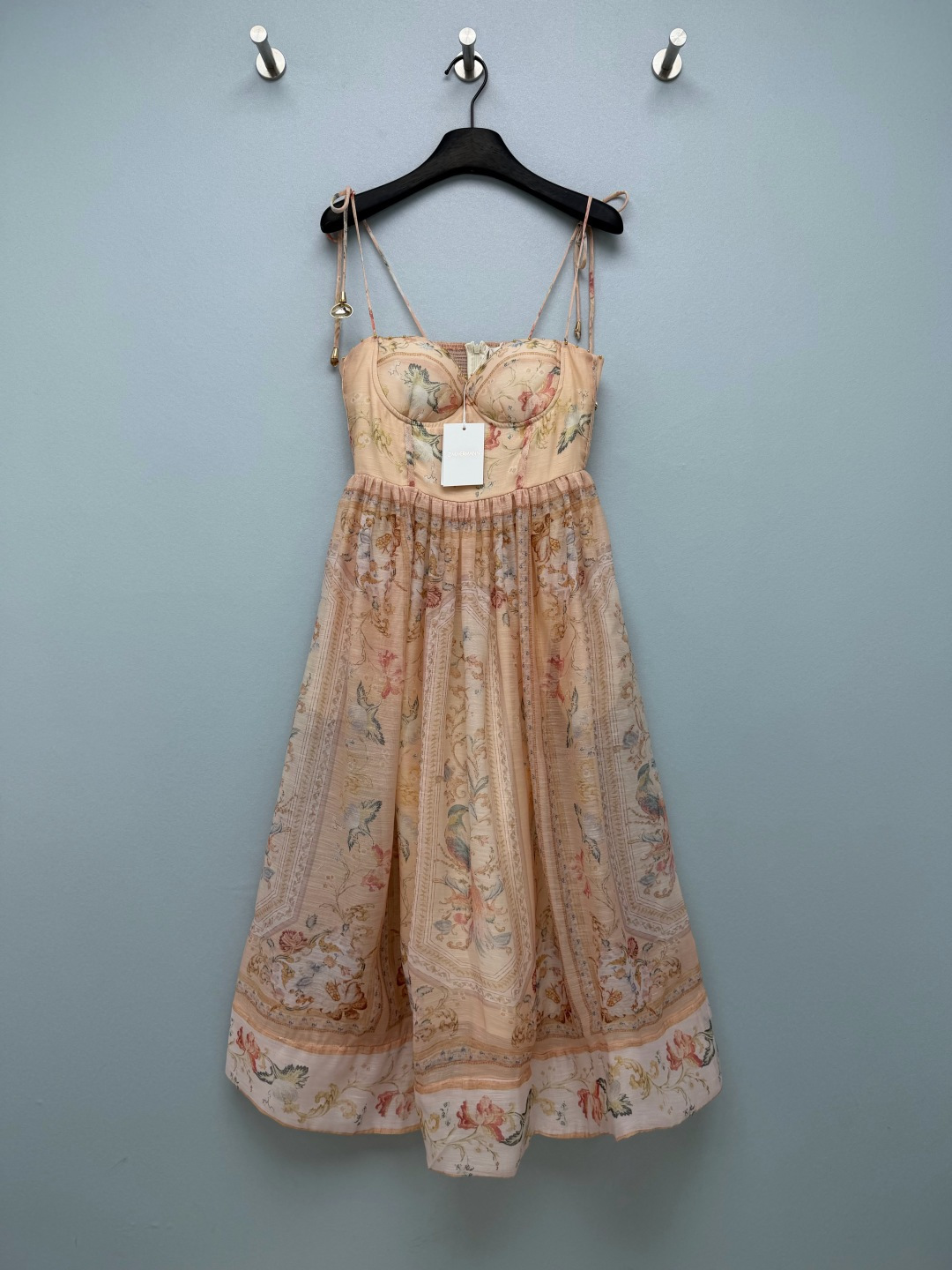 NO:944044,ZIMM* bird floral print suspender midi dress  Light textured blended fabric, breathable and dry, with a hazy and transparent texture. Adjustable printed straps and slings, with metal pendants, the length of the shoulder straps can be adjusted freely. The breast cup has built-in shaped breast pads, and the edges are embellished with gold bead studs. Retro bird and flower square scarves are all printed  , warm peach background color, with a gentle and retro atmosphere. The upper body is fishbone shaped and cut, and the back is elasticated + invisible zipper, taking into account both shaping and the convenience of putting on and taking off. The large pleated skirt, printed border hem, drape and elegant, can directly fill up the gentle atmosphere when taking photos!  Solid color size 4 SMLXL B, Zimmerman-clothing, skirts,19860909ZIMM*鸟雀花卉印花吊带中长连衣裙 轻薄肌理混纺面料,透气干爽,自带朦胧通透质感.可调节印花绑带吊带,搭配金属坠饰,可自由调节肩带长短.胸杯内置定型胸垫,边缘点缀金色圆珠钉饰.复古鸟雀花卉方巾式满印,暖调蜜桃底色,氛围感温柔复古.上身鱼骨塑形剪裁,后背松紧打揽+隐形拉链,兼顾塑形与穿脱便利性.大伞幅褶皱裙摆,印花边框下摆,垂感飘逸,拍照出片温柔氛围感直接拉满！单色4码 SMLXL B,兹默曼-服装,skirts,,Women's clothing
