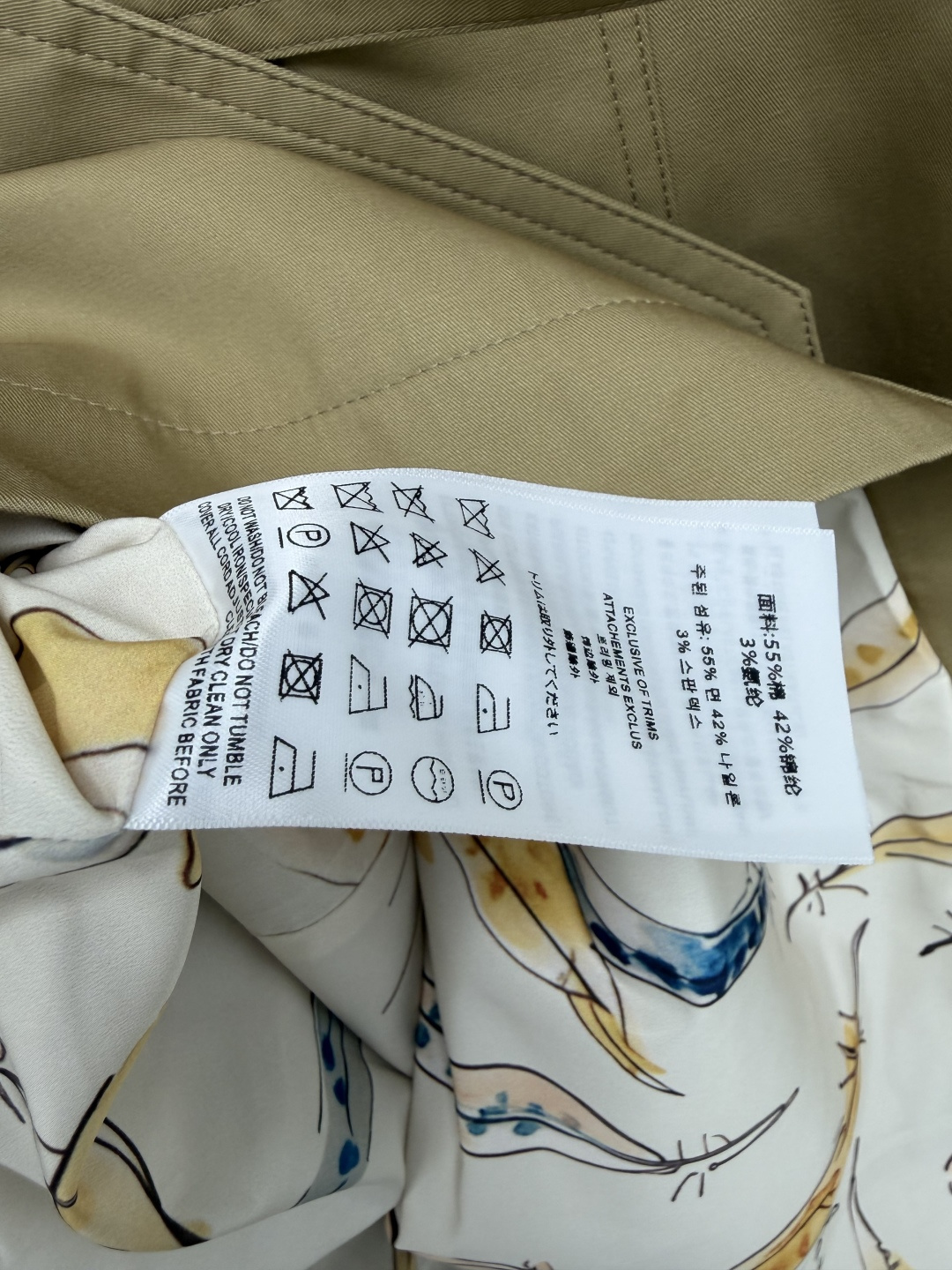 🔥🔥Bur* 中长款经典双排扣风衣 高密防风风衣面料，具备良好防泼水性能，垂坠感优秀，挺括不易软塌变形，打理简单，春秋穿