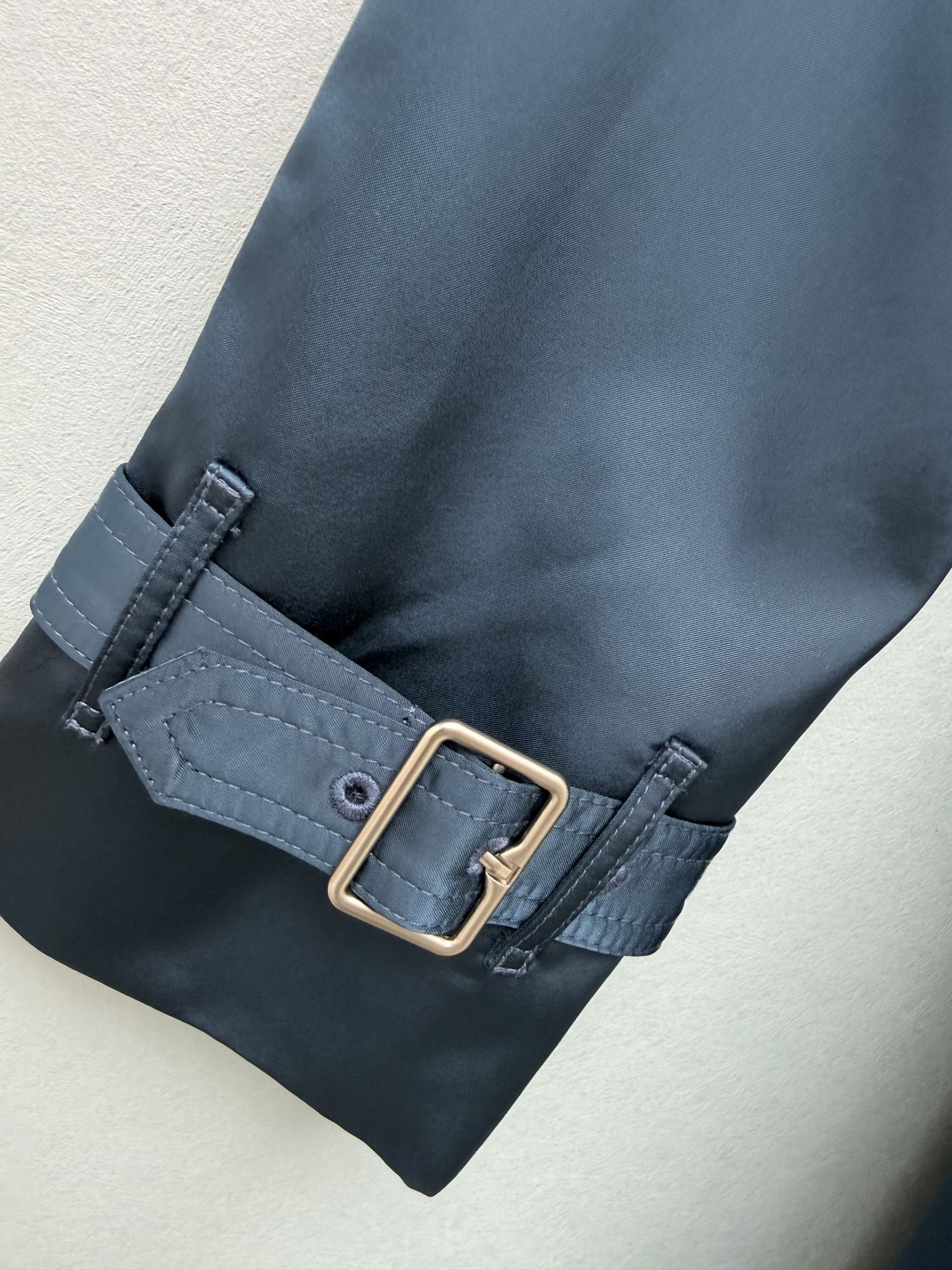 🔥🔥Bur* 中长款经典双排扣风衣 高密防风风衣面料，具备良好防泼水性能，垂坠感优秀，挺括不易软塌变形，打理简单，春秋穿