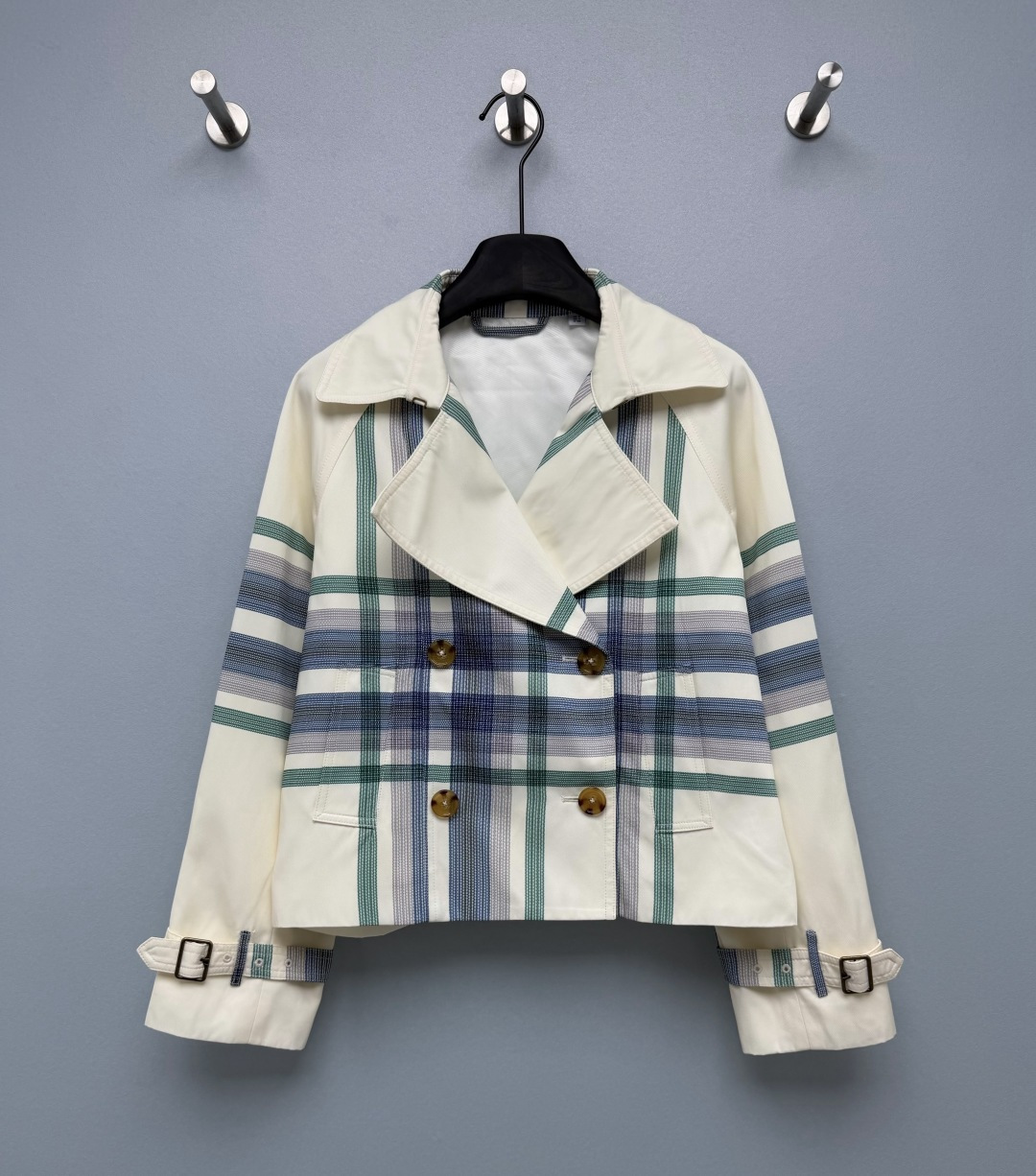 NO:946565,Bur* plaid patchwork short double-breasted trench coat  High-density windbreaker fabric, crisp and stylish, with delicate texture, lining, smooth to wear, comfortable and easy to take care of the upper body in spring and autumn. Contrast plaid splicing design, blue and green retro plaid on the body and sleeves, off-white solid color on both sides and back of the body, fresh and retro color matching, high recognition. Classic large lapel style collar  , restore the neat temperament of the windbreaker. Amber texture retro double-breasted buttons, with patch pockets, practical and decorative effect. The cuffs have retro old metal adjustment buckles, and plaid contrasting straps, which can adjust the tightness of the cuffs, and the details are exquisite. Wear the British atmosphere on your body, this short windbreaker is perfect for little people!  Solid color size 5 SMLXLXXL B,Burberry-clothing,burberry,jackets & coats,19860909Bur* 格纹拼接短款双排扣风衣外套 高密风衣面料,挺括有型,质感细腻,内里做衬,穿着顺滑,春秋上身舒适好打理.撞色格纹拼接设计,衣身、袖子运用蓝绿复古格纹,衣身两侧及后背为米白纯色,配色清新复古,辨识度高.经典大翻领风衣领型,还原风衣的利落气质.琥珀质感复古双排扣,搭配贴式口袋,实用兼具装饰效果.袖口复古做旧金属调节扣,格纹撞色袢带,可以调节袖口松紧,细节精致.把英伦氛围感穿在身上,这件短款风衣太适合小个子！ 单色5码 SMLXLXXL B,博柏利-服装,burberry,jackets & coats,,Women's clothing