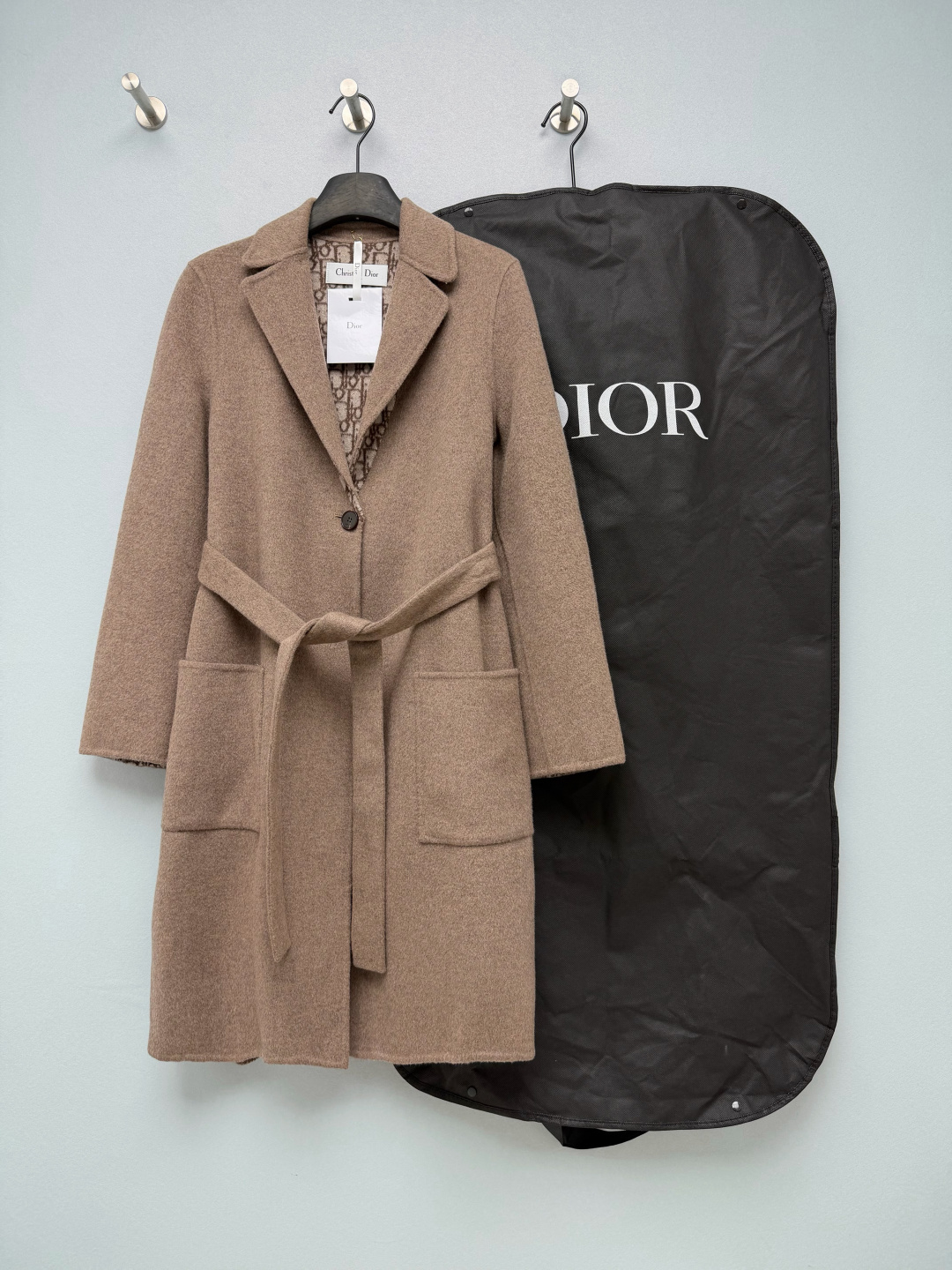 NO:946478,Dio* reversible lace-up wool mid-length coat  High-quality wool double-sided fabric, soft and thick to the touch, good warmth retention, excellent fabric drape, hand-made hemming technology, high-end texture. The outer part is a simple and elegant camel tone solid color, and the inner part is fully printed with Oblique's classic presbyopia. The hem has a brand logo webbing, and the details are discernible.  Full of sophistication. The flat lapel of the suit is smart and elegant, with a single button design, making it easy to wear. It comes with a waist belt made of the same fabric, which can be adjusted freely to switch between loose and waist styles. Double-sided woolen fabrics are handmade, and the wool fabric is soft and thick, keeping you warm in winter online!  Solid color size 3 38 40 42 B, Dior-clothing, dior, dior, business suit,19860909Dio* 双面穿系带羊毛中长大衣 高品质羊毛双面呢,触感软糯厚实,保暖性佳,面料垂坠感优秀,手工包边工艺,质感高级.外身为素雅驼调纯色,内里满印Oblique经典老花,下摆带有品牌标识织带,细节辨识度拉满.西装平驳领,干练大气,单颗纽扣设计,穿搭随性.原配同面料束腰腰带,自由调节松紧,切换宽松/收腰两种造型.双面呢手工工艺,羊毛面料软糯厚实,冬日保暖在线！单色3码 38 40 42 B,迪奥-服装,dior,dior,business suit,,Women's clothing