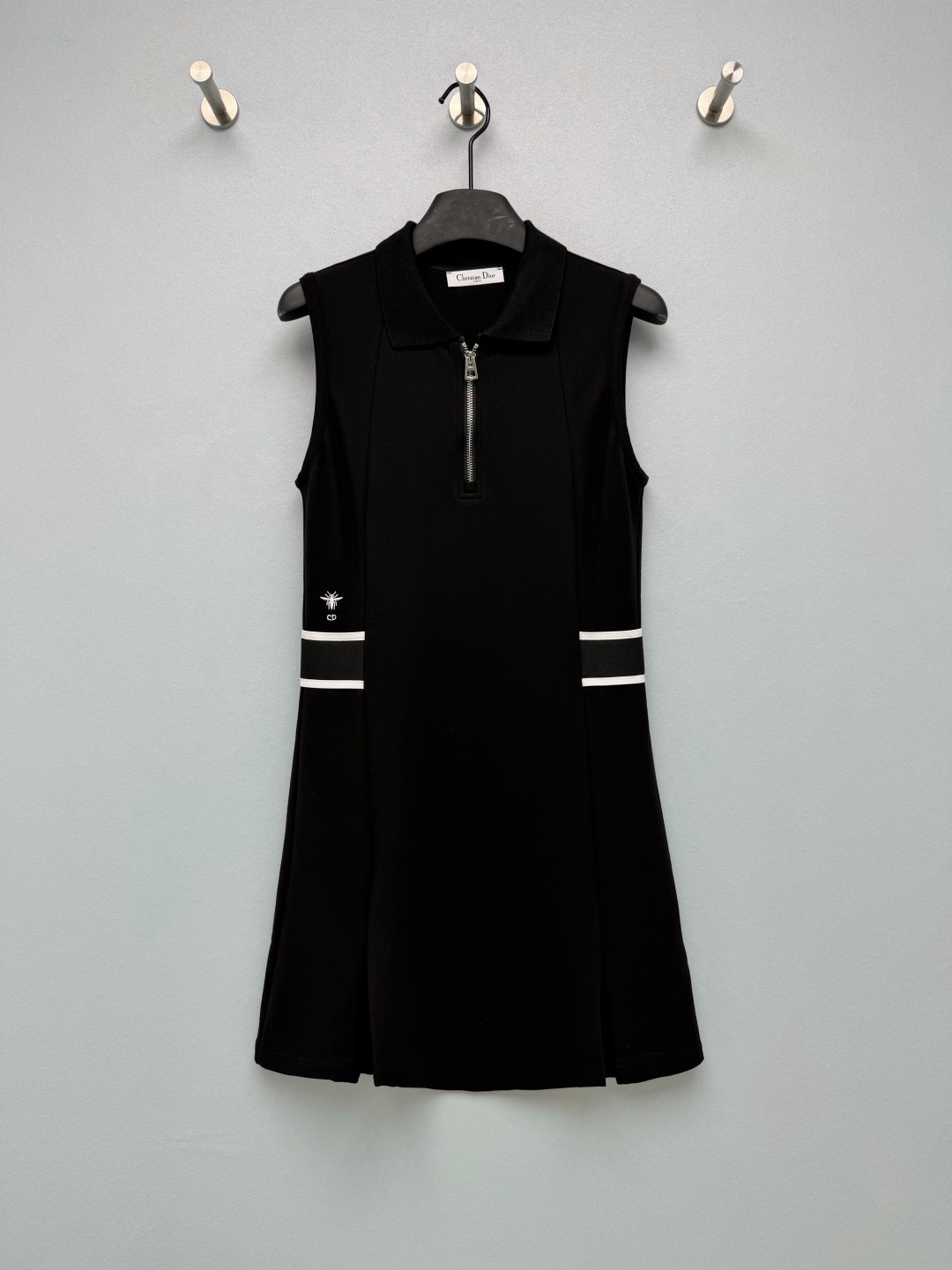 NO:946545,Dio* Sleeveless Polo Sporty A-Line Dress  High-elastic knitted blended fabric, with sufficient elasticity, stiff and not easy to collapse, breathable and skin-friendly, with a neat and stylish upper body. Classic Polo small lapel, with silver half-open metal zipper, adjustable collar opening and closing, casual and refined. Bee CD embroidery logo on the side, with black and white contrasting fabric  Belt, low-key logo details. The jacquard webbing with brand letters on the back waist visually tightens the waist, strengthens the waistline, and is highly recognizable. Patch pockets are decorated on both sides of the hem, restoring the sports and leisure style. The A-line swing is smart and elegant. A little black dress with a high-end sporty feel, the refreshing sleeveless version is perfect for spring and summer!  Monochrome size 3 SML, Dior-clothing, dior, dior, skirts,19860909Dio* 无袖Polo运动风A字连衣裙 高弹针织混纺面料,弹力充足,挺括不易软塌,透气亲肤,上身利落有型.经典Polo小翻领,搭配银色半开金属拉链,可调节领口开合度,休闲又精致.侧身处蜜蜂CD刺绣标识,搭配黑白撞色织带,低调标识细节.后背腰间品牌字母提花织带,视觉收腰,强化腰线,辨识度十足.下摆双侧贴袋装饰,还原运动休闲风格,A字散摆灵动飘逸.自带高级运动感的小黑裙,清爽无袖版型太适合春夏！ 单色3码SML,迪奥-服装,dior,dior,skirts,,Women's clothing