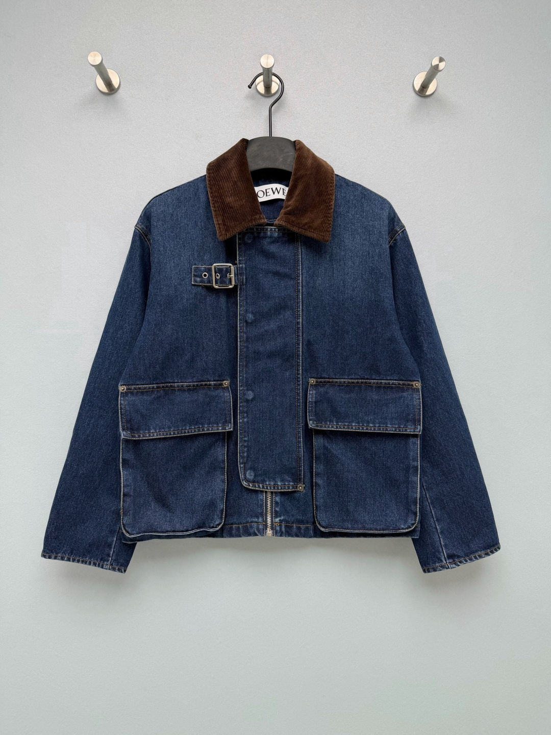 NO:946555,LOE* corduroy collar denim work jacket  Heavy washed denim fabric has a solid and crisp texture, with a vintage and distressed color, which is wear-resistant and stylish; the neckline is spliced with soft brown corduroy, which is warm to the touch and rich in layers. The contrasting brown corduroy lapel and dark blue denim create a retro color collision and are highly recognizable. The diagonal placket structure, zipper + snap button double placket, and side gold  It is an adjustable buckle, and the details are full of workwear functionality. Two oversized three-dimensional workwear patch pockets on the front are reinforced with rivets, highly practical, and strengthen the retro workwear style. The open-stitching process, the metal hardware accessories have a high-quality texture, and the short style is neat and proportional. The workwear denim jacket is full of retro feeling, and the corduroy contrasting collar instantly touches the aesthetic!  Solid color code 3 SML, Loewe-clothing,loewe,loewe,jackets & coats,jackets & coats,19860909LOE* 灯芯绒领牛仔工装短夹克 重磅水洗牛仔布料,质感扎实挺括,自带复古做旧色泽,耐磨有型；领口拼接柔软棕色灯芯绒,触感温润,层次丰富.撞色棕色灯芯绒翻领,和深蓝牛仔形成复古色彩碰撞,辨识度很高.斜开襟结构,拉链+按扣双重门襟,搭配侧面金属调节搭扣,细节充满工装机能感.前身两个超大立体工装贴袋,铆钉加固,实用性强,强化复古工装风格.明线走线工艺,金属五金配件质感高级,短款衣型利落显比例.复古感拉满的工装牛仔外套,灯芯绒撞色领口瞬间戳中审美！ 单色3码 SML,罗意威-服装,loewe,loewe,jackets & coats,jackets & coats,,Women's clothing