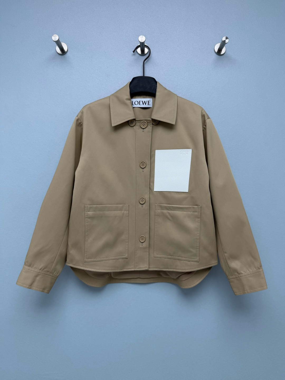 NO:946564,Loe* Khaki Cropped Work Jacket  High-density windproof poplin fabric, crisp and stylish, anti-wrinkle and easy to care for, with smooth satin lining inside, comfortable and skin-friendly. Simple lapel design, double-breasted placket, neat and elegant, classic khaki color, versatile and durable. White grained leather patch pocket on the chest, embossed brand Anagram logo, contrasting design to enhance recognition. Predecessor  Large square patch pockets on both sides combine beauty and practicality. The lapels are short and loose, and the drawstring design is built into the back. The elasticity of the waist can be adjusted freely. It can be kept loose and casual, or tightened to create a waist curve. It can be worn in two ways. The khaki short jacket is full of temperament and is a durable and durable style in the wardrobe. Monochrome code 3  SML, Loewe-clothing,loewe,loewe,jackets & coats,19860909Loe* 卡其色短款工装夹克 高密防风府绸面料,挺括有型,抗皱易打理,内里顺滑缎面里布,穿着舒适亲肤.简约翻领设计,双排扣门襟,利落大气,经典卡其色调百搭耐看.胸口白色粒面皮革贴袋,压印品牌Anagram标识,撞色设计提升辨识度.前身两侧大尺寸方形贴袋,兼顾美观与实用性.翻领短款宽松版型,后背内置抽绳设计,可自由调节腰部松紧,既能保持宽松随性,也能收紧打造收腰曲线,一衣两穿.气质感满满的卡其色短款夹克,属于衣柜里耐穿耐看的款式.单色3码 SML,罗意威-服装,loewe,loewe,jackets & coats,,Women's clothing