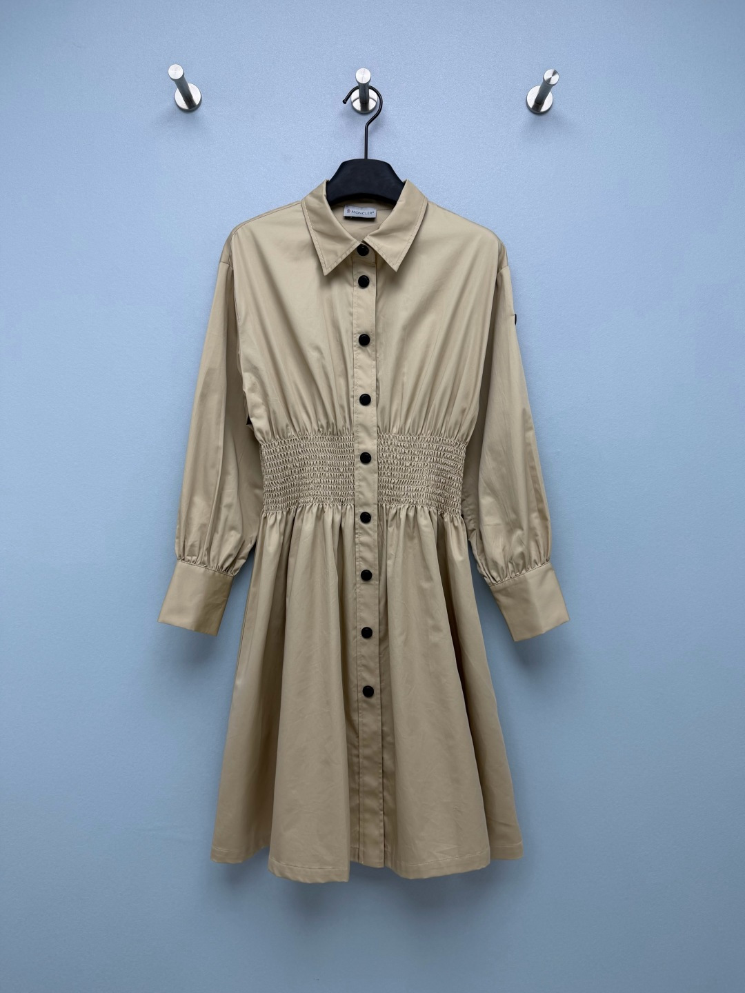 NO:946573,moncle* khaki waisted shirt dress  Windbreaker-like woven fabric has a crisp texture, is breathable and comfortable, and has certain windproof properties. The neat shirt lapel, black button-down design, simple and elegant, easy to put on and take off. The elastic waist is covered in a large area in the middle section, which strongly gathers the waistline to create a high waistline without constricting the body. Lantern three-quarter sleeves, cuff design, relaxed and retro,  It also takes into account the modification of the arm lines. The black rubber brand badge logo on the left arm is low-key and full of recognition. The classic shirt collar mid-length skirt version is slightly loose at the shoulders. The waist is elasticated to tighten the waistline. The hem spreads out. The A-line umbrella skirt modifies the crotch and leg lines and is highly tolerant to the body. The hidden flesh is proportional and the windbreaker texture fabric  Single color size 3 SML, mask-clothing, Moncler, skirts, shirts,19860909moncle* 卡其色收腰衬衫连衣裙 风衣感梭织面料,质感挺括,透气舒适,兼具一定防风属性.利落衬衫翻领,黑色排扣全开襟设计,简约大气,穿脱方便.中段大面积打揽松紧腰,强力收拢腰线,打造高腰线,不勒身体.灯笼七分袖,袖口做收口设计,松弛复古,兼顾修饰手臂线条.左臂黑色橡胶品牌徽章标识,低调辨识度拉满.经典衬衫领中长裙版型,肩部微宽松,腰部做打揽松紧收腰处理,收紧腰线,下摆散开A字伞裙,修饰胯部与腿部线条,对身材包容度高.藏肉显比例,风衣质感面料 单色3码 SML,蒙口-服装,Moncler,skirts,shirts,,Women's clothing