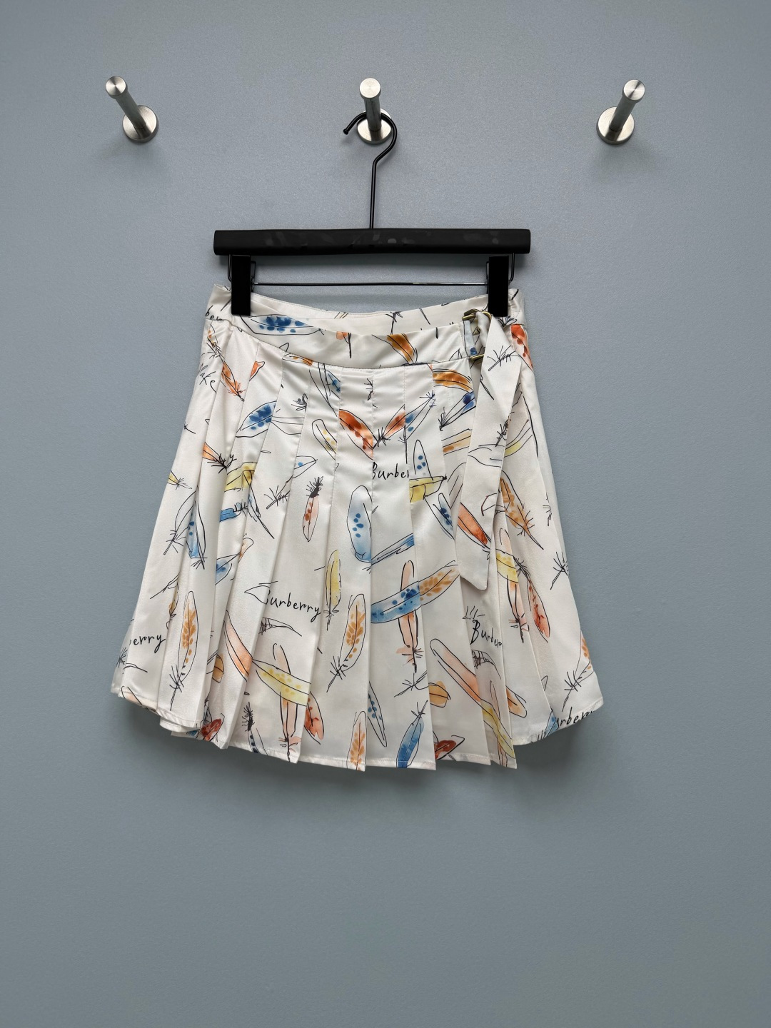 NO:946583,Bur* feather-print satin pleated skirt  Soft satin material, smooth and shiny, delicate and smooth to the touch. All-over watercolor hand-painted feather print, matched with handwritten artistic fonts, has a strong artistic atmosphere. Retro distressed metal buckle tabs on the side + strap design of the same fabric have a strong sense of decoration, easy adjustment, and enhance the retro and refined tone. Neatly pressed pleats  Craftsmanship, the pleats are full and not easy to collapse. The high-waisted tailoring raises the waistline, and the short skirt length is energetic and reduces age. The high-waisted pleated A-line short skirt has three-dimensional and regular pleats. The spread skirt modifies the hip width and thigh flesh, showing the length of the legs. The silhouette is neat and playful. The artistic satin pleated skirt has a great atmosphere!  Single color size 3 SML, Burberry-clothing, burberry, skirts,19860909Bur* 羽毛印花缎面百褶半裙 柔光缎面材质,垂顺有光泽,触感细腻顺滑.满幅水彩手绘羽毛印花,搭配手写艺术字体,艺术氛围感浓厚.侧边复古做旧金属扣袢+同面料绑带设计,装饰感强,方便调节,提升复古精致调性.工整压褶工艺,褶形饱满不易塌.高腰剪裁,拉高腰线,短款裙长活力减龄.高腰百褶A字短半裙,褶裥立体规整,散开的裙摆修饰胯宽、大腿肉肉,显腿长,版型利落俏皮.艺术感满满的缎面百褶短裙氛围感绝了！ 单色3码 SML,博柏利-服装,burberry,skirts,,Women's clothing