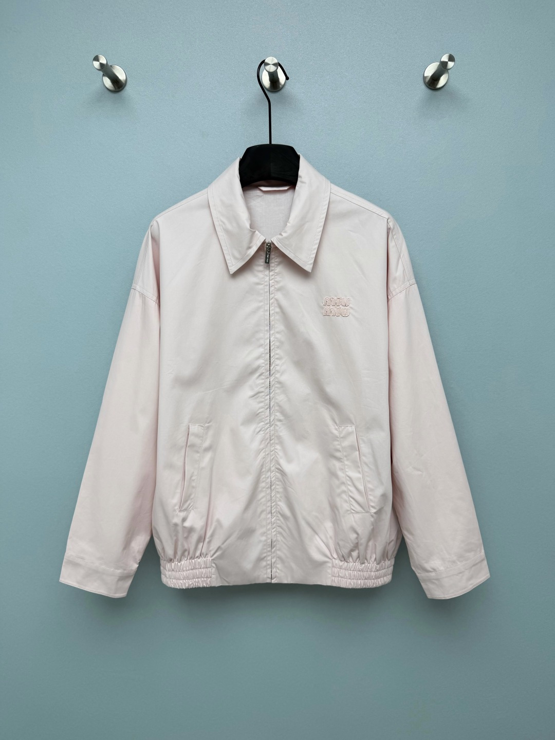 NO:946724,Miu*light pink lapel casual jacket  Smooth and smooth cotton blended fabric, soft and clean in color, light and crisp, breathable and comfortable to wear, suitable for the transition season from spring to autumn. Simple shirt lapel, neat and elegant, suitable for a variety of inner wear. Three-dimensional embroidered brand logo in the same color, low-key and soft, not too showy. Metal brand logo zipper, open  The fit is smooth and the details are highly identifiable. The pocket design on both sides takes into account both beauty and practicality; the hem is elasticated and gathered to optimize the hem line. The lapel Harrington jacket style, loose shoulder silhouette, not flattering on the body shape, long-sleeved cut is casual and casual. Sweet girl's loose-feeling jacket, gentle to the bone, light pink Harrington jacket!  Solid color size 3 36/38/40, Miumiu-clothing,miumiu,jackets & coats,jackets & coats,shirts,19860909Miu*浅粉色翻领休闲夹克 平整顺滑棉质混纺面料,色泽柔和干净,面料轻薄挺括,穿着透气舒适,适合春秋过渡季节.简约衬衫翻领,利落大方,适配多种内搭.同色系立体刺绣品牌logo,低调柔和,不会过于张扬.金属品牌标识拉链,开合顺滑,细节辨识度高.两侧插袋设计,兼顾美观与实用性；下摆松紧收褶,优化衣摆线条.翻领哈灵顿夹克版型,宽松落肩廓形,不挑身形,长袖剪裁休闲随性.甜妹松弛感外套,温柔到骨子里的浅粉色哈灵顿夹克！单色3码 36/38/40,缪缪-服装,miumiu,jackets & coats,jackets & coats,shirts,,Women's clothing