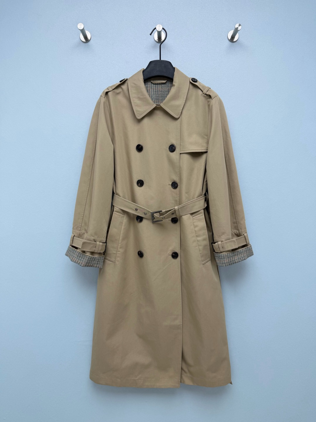 NO:946726,BC*khaki classic long double-breasted trench coat  High-density cotton windbreaker fabric, crisp and stylish, not easy to collapse, with good windproof properties, solid and durable fabric, good drape. Classic lapel collar, modified neck line, elegant and elegant; shoulder epaulette design, restores the retro tone of traditional windbreaker. Double-breasted black matte buttons, placket  The windproof flap has complete details. It comes with a belt of the same fabric and a metal buckle, which allows you to tuck in the waist freely and can be relaxed or neat. The cuffs are folded to reveal the retro houndstooth lining inside, which is full of layering inside and outside. The large side seam pockets are practical. The timeless classic khaki windbreaker, I really want to wear it every autumn!  Solid color size 3 36/38/40, women's clothing,19860909BC*卡其色经典长款双排扣风衣 高密棉质风衣面料,挺括有型,不易软塌,具备不错的防风属性,面料扎实耐穿,垂坠感好.经典翻驳领,修饰颈部线条,气质干练大方；肩部肩章设计,还原传统风衣的复古调性.双排扣黑色哑光纽扣,门襟防风挡片,细节完整.配套同面料腰带,金属扣具,自由收腰,可松弛可利落.袖口翻折露出内里复古千鸟格内衬,内外层次感十足；侧缝大插袋,兼顾实用.永不过时的经典卡其风衣,真的每年秋天都想穿！ 单色3码 36/38/40,女装,,Women's clothing