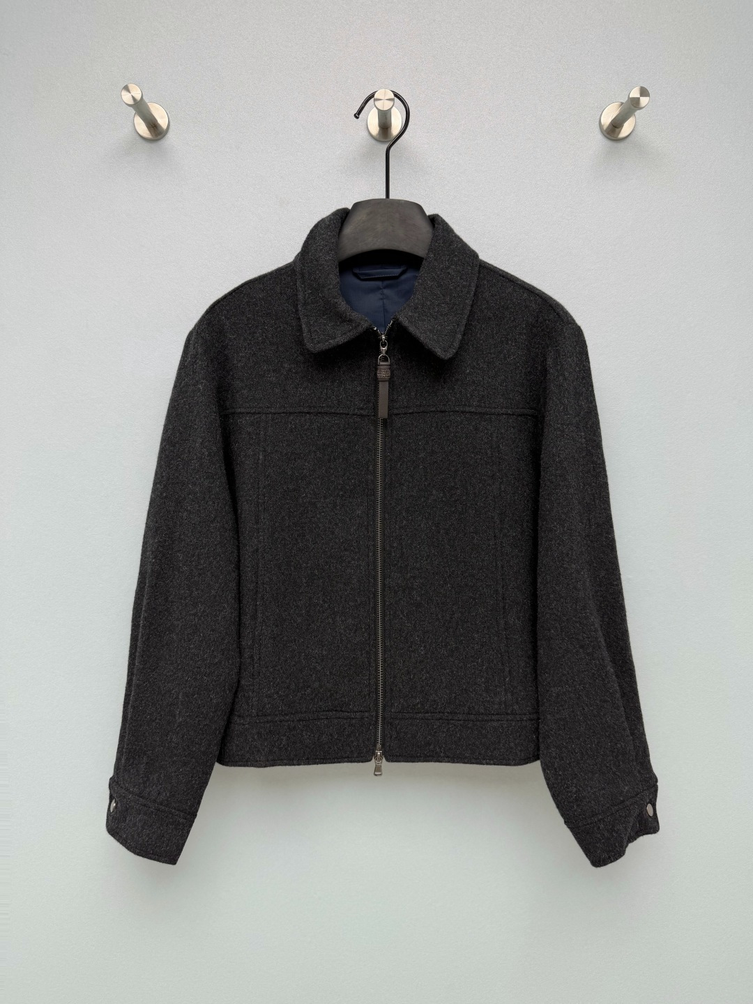 NO:946654,BC* dark heather gray short lapel wool jacket  Blended woolen woolen fabric, heather gray variegated texture, thick and soft texture, good warmth retention, the fabric has a matte high-end texture, not easy to show oldness. Simple small lapel design, neat and capable. Full zipper opening, leather zipper tab with beaded details, exquisite workmanship, enhance the sophistication of the whole dress. The body segmentation and pressing process strengthens the workwear feel and makes the silhouette more upright.  The body. The cuffs are designed with metal snap buttons, which can adjust the tightness of the cuffs. The lining is dark blue smooth lining, which is smooth to put on and take off, and protects the wool fabric. The short lapel work jacket version, the length is short, optimizes the body proportions; the straight and slightly loose cut is not tight, and is highly tolerant to a variety of body types. Single color 3 size 36/38/40, women's clothing, jackets  & coats,19860909BC* 深麻灰短款翻领羊毛夹克 混纺羊毛毛呢面料,麻灰杂色肌理,质感厚实软糯,保暖性佳,面料自带哑光高级质感,不易显旧.简约小翻领设计,利落干练.全拉链开合,皮料拉链袢搭配珠饰细节,做工精致,提升整件衣服精致度.衣身分割压线工艺,强化工装感,版型更立体.袖口金属按扣设计,可以调节袖口松紧.内里深蓝色顺滑里布,穿脱顺滑,保护羊毛面料.短款翻领工装夹克版型,衣长偏短,优化身材比例；直筒微宽松剪裁,不紧绷,对多种身材包容度高.单色3码36/38/40,女装,jackets & coats,,Women's clothing