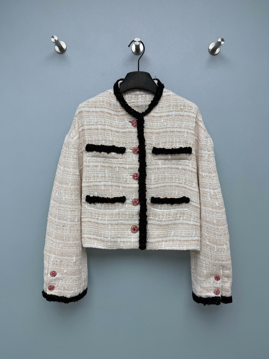 NO:946663,Cha* off-white mixed color tweed short style jacket (silk lining)  Mixed color tweed fabric, off-white and light gold yarns intertwined, rich texture, the fabric is crisp and stylish, not easy to collapse, the interior is smooth and fully lined, the inside of the hem is decorated with gold chains, the texture is high-end. Black raw edge webbing is hemmed, and the collar, placket, pockets, and cuffs are all made of contrasting raw edges, giving a classic little fragrance atmosphere. Customized retro  The red-toned pattern buttons, placket and double cuffs are equipped with buttons of the same series, which are exquisite and eye-catching and become the visual highlight of the entire jacket. The four-pocket decorative design and symmetrical pockets restore the classic Xiaoxiang style. The round-neck, short off-shoulder version, loose and slightly wide cut, not tight, and the short length of the garment raises the waistline, and is highly tolerant to various body shapes~  Single color size 3 SML, Chanel-clothing, chanel, jackets & coats, real silk,19860909Cha*米白混色粗花呢短款小香风外套（真丝内衬） 混色粗花呢面料,米白与浅金纱线交织,肌理感丰富,面料挺括有型,不易软塌,内里顺滑全里衬,下摆内侧装饰金色链条,质感高级.黑色毛边织带包边,领口、门襟、口袋、袖口全部做撞色毛边,经典小香风氛围感.定制复古红调花纹纽扣,门襟、双袖口都配有同系列纽扣,精致醒目,成为整件外套的视觉亮点.四口袋装饰设计,对称口袋,还原经典小香风格.圆领短款落肩版型,宽松微阔的剪裁,不紧绷,短款衣长拉高腰线,对各种身材包容度高～ 单色3码 SML,香奈儿-服装,chanel,jackets & coats,real silk,,Women's clothing