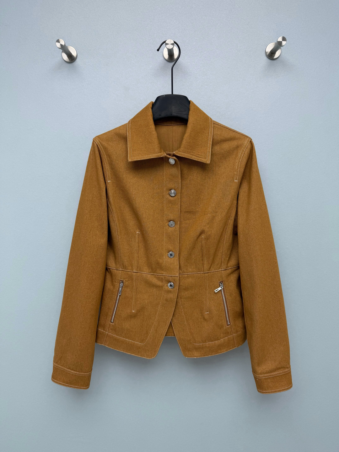 NO:946671,HE* caramel waisted cropped work jacket  High-density twill cotton fabric with retro caramel brown color. The fabric is thick and crisp, wear-resistant and stylish, with a solid texture and a retro and old-fashioned atmosphere. The classic lapel design is neat and capable, modifying the neck line; the placket is arranged with brand-engraved metal round buckles, which are highly recognizable. The contrasting color stitching and multiple split stitches throughout the body enhance the three-dimensionality of the workwear.  It has a sense of structure. Zipper pockets on both sides combine decoration and practicality, adding a cool workwear temperament. The lapels are short and waist-cut, with neat shoulders. The body is divided and darted in many places to optimize the waist and abdomen lines. The slightly arc-shaped short hem design heightens the proportions of the body. The long-sleeved fit is not tight. The retro atmosphere is magical. It is hard not to love this caramel brown work jacket!  Single color code 3 SML,Hermes-clothing,hermes,jackets & coats,jackets & coats,19860909HE*焦糖色收腰短款工装夹克 高密斜纹棉质面料,色调为复古焦糖棕,面料厚实挺括,耐磨有型,质感扎实,自带复古做旧氛围感.经典翻领设计,利落干练,修饰脖颈线条；门襟排列品牌刻印金属圆扣,辨识度高.明线撞色走线,全身多处分割缝线,强化工装立体结构感.两侧拉链口袋,兼顾装饰与实用性,增加酷感工装气质.翻领短款收腰剪裁,肩部利落,衣身多处分割收省,优化腰腹线条,下摆微圆弧短款设计,拉高身材比例,长袖合身不紧绷.复古氛围感封神,很难不爱的焦糖棕工装外套！ 单色3码 SML,爱马仕-服装,hermes,jackets & coats,jackets & coats,,Women's clothing