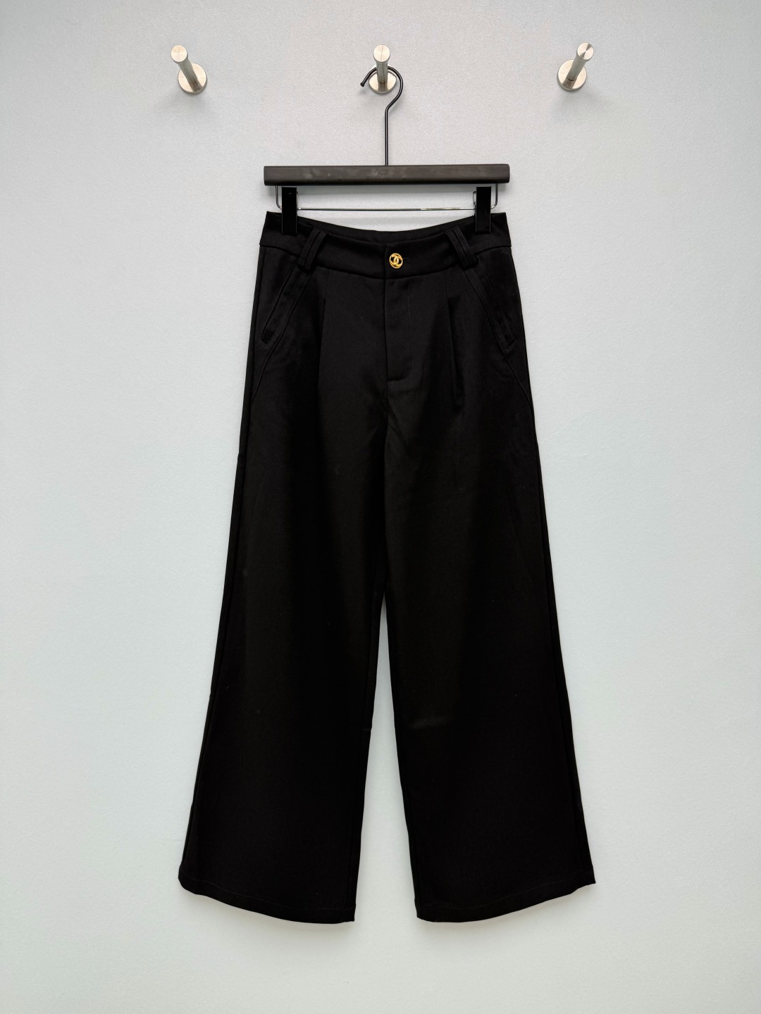 NO:946708,Cha* Xiaoxiang style gold button pleated wide-leg suit pants  Selected crisp suit blended fabrics, good drape, not easy to wrinkle, neat and stylish version, taking into account comfort and texture. Gold brand round buckle at the waist, exquisite and eye-catching, enhances the light luxury texture. Double pleat technology on the front panel optimizes the waist and abdomen lines, and the pants shape is more three-dimensional. The oblique pocket design takes into account both beauty and practicality; the waist straps are rich in details. The rear flap patch pockets add retro and exquisite details. Two colors are available, classic black for calmness and high-end gray, low-key and intellectual. Commuting pants  Versatile, light luxury style wide-leg trousers, solid color size 3, SML, Chanel-clothing, chanel, business suit,19860909Cha* 小香风金扣压褶阔腿西装裤 精选挺括西装混纺面料,垂坠感佳,不易起皱,版型利落有型,兼顾舒适与质感.腰头金色品牌圆扣,精致亮眼,提升轻奢质感.前幅双压褶工艺,优化腰腹线条,裤型更有立体感.斜插口袋设计,兼顾美观与实用性；腰侧袢带细节丰富.后方翻盖贴袋,增加复古精致细节.两色可选经典黑沉稳大气,高级灰低调知性.通勤神裤 百搭不挑人的轻奢风阔腿西裤 单色3码 SML,香奈儿-服装,chanel,business suit,,Women's clothing