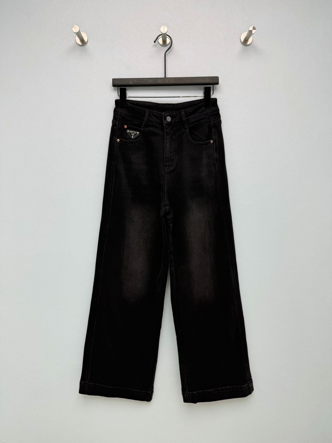 NO:946719,PRA* black and gray distressed wide-leg jeans  Denim twill fabric, with moderate hardness and softness, moderate elasticity, black and gray distressed washing process, high-grade stain-resistant color, good drape, and no pressure on the upper body. The classic triangular metal leather label is decorated on the small front pocket, which is full of brand recognition, simple and low-key. Black and gray gradient distressed washing, retro atmosphere, not boring and rigid. Branded leather label on the back waist  Embellishment, golden arc embroidery on the back pocket as the finishing touch. Classic five-pocket denim structure, metal button placket, solid hardware workmanship, easy to put on and take off daily. High-waisted wide-leg pants version, high-waist design to raise the waistline, straight-leg wide pants, modify the leg shape, cover the crotch width and thigh flesh. Who can resist a pair of slim and noble black wide-leg jeans  Single color size 5 26/27/28/29/30, Chanel-clothing, chanel, prada, jeans,19860909PRA*黑灰做旧阔腿牛仔裤 牛仔斜纹面料,软硬适中,带有适度弹力,黑灰做旧水洗工艺,色调高级耐脏,垂坠感好,上身不压身.经典三角金属皮标装饰于前侧小口袋,品牌辨识度拉满,简约低调.黑灰渐变做旧水洗,复古氛围感,不会沉闷死板.后腰品牌皮牌点缀,后袋金色弧线刺绣作为细节点睛.经典五袋牛仔结构,金属纽扣门襟,五金做工扎实,日常穿脱方便.高腰阔腿裤版型,高腰设计拉高腰线,直筒阔裤管,修饰腿型,遮盖胯宽、大腿肉肉.谁能拒绝一条显瘦又显贵的黑色阔腿牛仔裤 单色5码 26/27/28/29/30,香奈儿-服装,chanel,prada,jeans,,Women's clothing