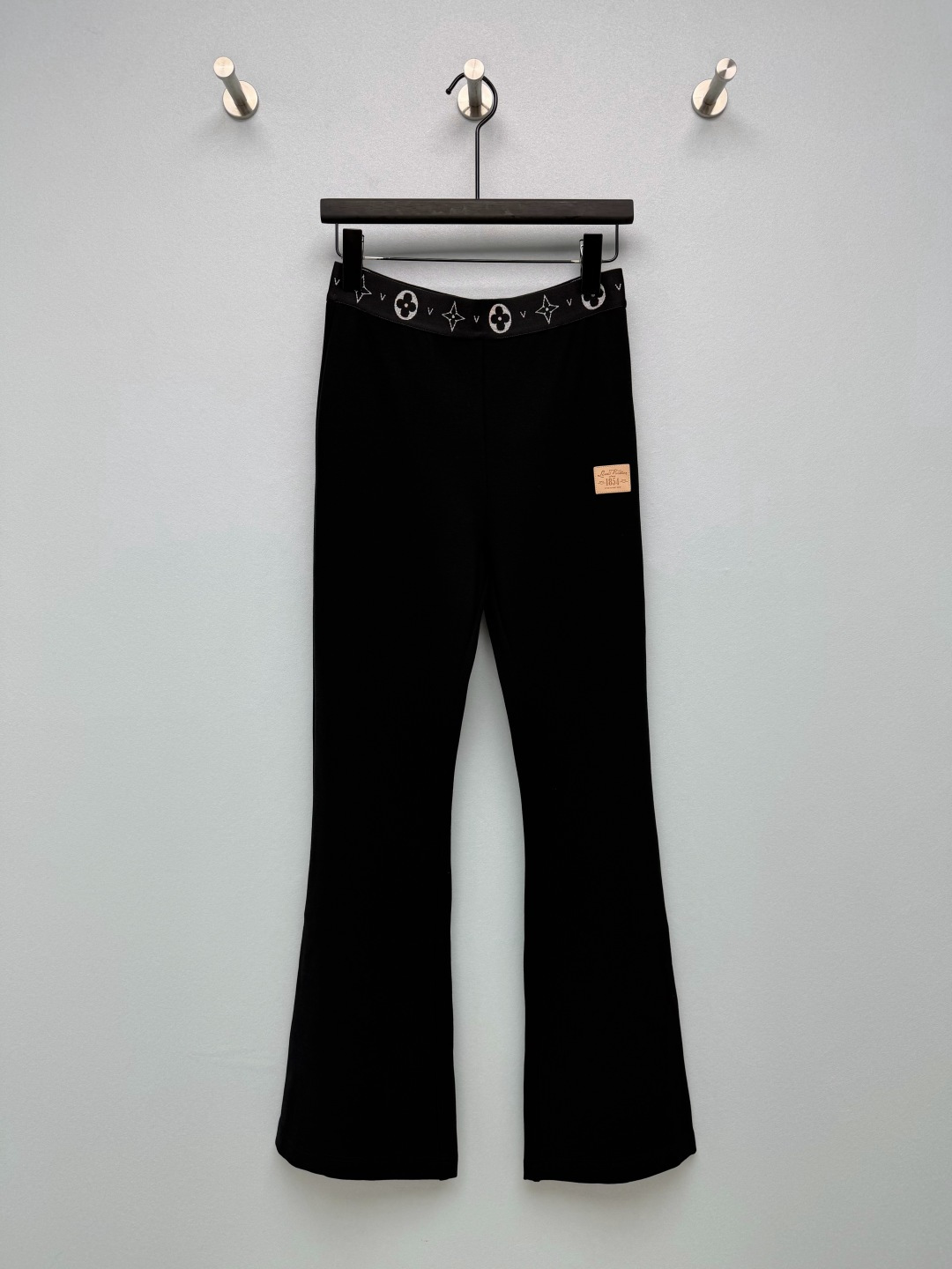 NO:946754,Luo* jacquard waistband stretch bootcut casual pants  High-elastic knitted fabric, drape smoothly, has sufficient elasticity, fits the leg lines, is not easy to wrinkle, and is comfortable and skin-friendly to wear. The wide elastic waistband is covered with four-leaf flowers and star jacquard patterns, which is highly recognizable. The elastic design makes it easy to put on and take off. The side of the trousers is decorated with a retro 1854 embossed leather logo, which is low-key and refined, and enhances the texture of details.  Classic black background color, simple and versatile, the booted version is both fashionable and practical. The overall elastic fabric makes daily activities unrestricted. The high-waisted booted trousers, high-waisted elastic waistband, modify the waist and abdomen; the trouser legs naturally spread out from the knees, and the booted trouser legs optimize the leg shape, elongate the proportion of the legs, and are highly tolerant to all types of leg types. The atmospheric pants  Who can resist a pair of slim-cut pants that show straight legs!  Solid color size 3 SML,Louis Vuitton-clothing,louis vuitton,19860909Luo*提花腰头弹力微喇休闲裤 高弹针织面料,垂坠顺滑,弹力充足,贴合腿部线条,不易起皱,穿着舒适亲肤.宽边弹力腰头,布满四叶花与星星提花图案,辨识度高,松紧设计穿脱自在.裤身侧面点缀复古1854压印皮质小标,低调精致,提升细节质感.经典黑色底色,简约百搭,微喇版型兼顾时髦与实穿.整体弹力面料,日常活动无束缚.高腰微喇裤型,高腰弹力腰头,修饰腰腹；裤管从膝盖处自然散开,微喇裤脚,优化腿型,拉长腿部比例,对各类腿型包容度高.氛围感神裤 谁能拒绝一条显腿直的微喇神裤！ 单色3码 SML,路易威登-服装,louis vuitton,,Women's clothing