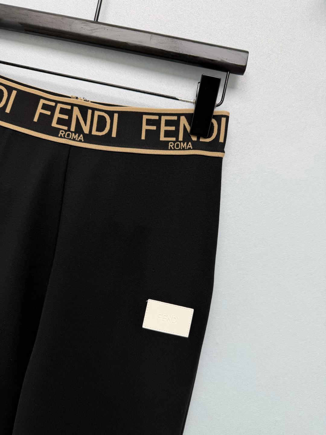 🔥🔥FEN*字母腰头弹力微喇休闲裤 高弹针织面料,垂坠顺滑,弹力充沛,亲肤透气,不易褶皱,活动无拘束。撞色宽边弹力腰头, 🔥🔥FEN*字母腰头弹力微喇休闲裤 高弹针织面料,垂坠顺滑,弹力充沛,亲肤透气,不易褶皱,活动无拘束。撞色宽边弹力腰头,