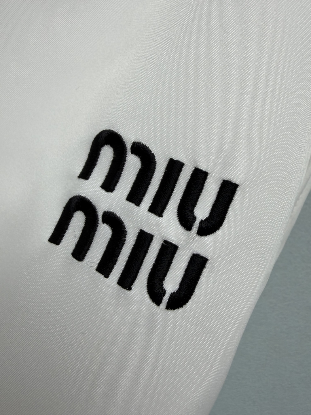 🔥🔥 Miu*抽绳褶皱阔腿工装裤 顺滑哑光梭织面料,挺括抗皱,轻薄透气,自带利落质感,不易软塌,打理简单。松紧抽绳腰头, 🔥🔥 Miu*抽绳褶皱阔腿工装裤 顺滑哑光梭织面料,挺括抗皱,轻薄透气,自带利落质感,不易软塌,打理简单。松紧抽绳腰头,