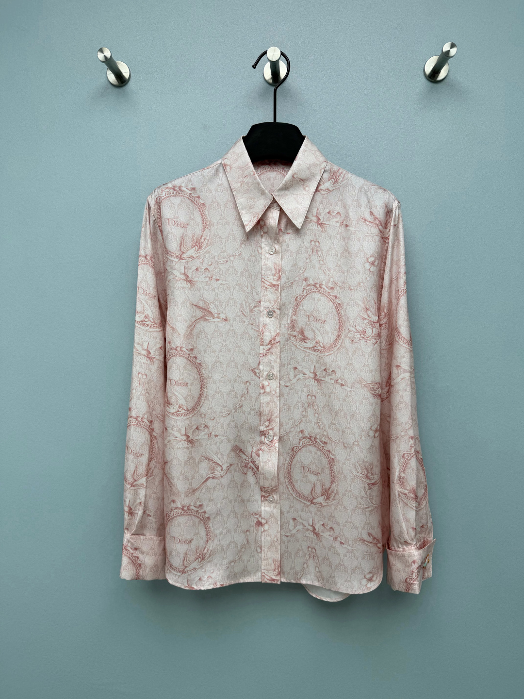 NO:946737,DIO* pink flower and bird print satin long-sleeved shirt  Smooth satin material, with soft luster, good drape, soft touch, breathable upper body, not easy to wrinkle, high-end texture. Fully printed retro pink flower and bird frame pattern, birds, flowers, badge elements, elegant background, retro and gentle. Fully printed retro pink flower and bird frame pattern, flying birds, flowers, badge elements, elegant background, retro gentle. The placket is made of  The buttons with shell texture CD logo are exquisite and elegant. The cuffs are designed as the finishing touch, with enamel-painted bird metal cuff buttons on one side and gold CD metal buttons on the other side. The details are highly recognizable. The classic lapel is loose and dropped shoulders and long sleeves, which is highly tolerant to the figure. The arc-shaped hem is long at the back, short at the front and long at the back, and is not flattering on the figure. A pink flower and bird shirt with a full atmosphere.  Single color code 3 SML, Dior-clothing, dior, dior, shirts,19860909DIO*粉调花鸟印花缎面长袖衬衫 顺滑缎面材质,自带柔和光泽,垂坠感佳,触感柔润,上身透气不易皱,高级质感.满印复古粉调花鸟镜框图案,飞鸟、花卉、徽章元素,底色淡雅,复古温柔.满印复古粉调花鸟镜框图案,飞鸟、花卉、徽章元素,底色淡雅,复古温柔.门襟采用贝壳质感CD标识纽扣,精致考究.袖口为点睛设计,一侧珐琅彩绘小鸟金属袖扣,另一侧搭配金色CD金属扣,细节辨识度高.经典翻领宽松落肩长袖版型,对身材包容度高,圆弧后长下摆,前短后长,不挑身形.氛围感拉满的粉调花鸟衬衫 单色3码 SML,迪奥-服装,dior,dior,shirts,,Women's clothing