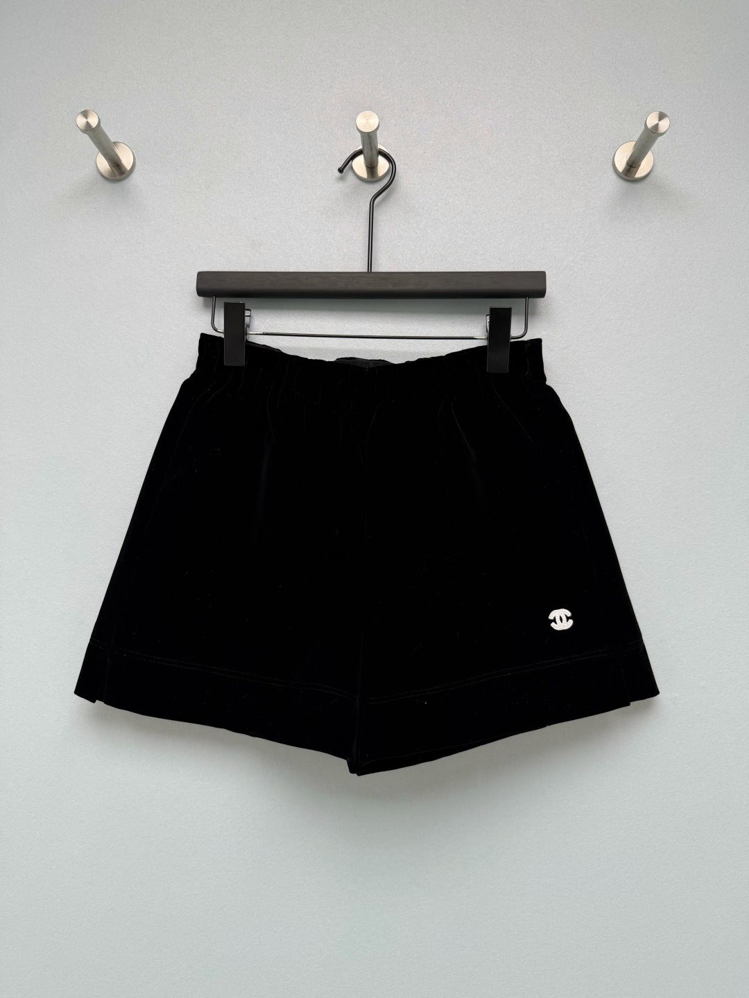 NO:946957,CHA* black velvet elastic waist casual shorts  High-density black velvet fabric with fine matte suede, soft retro luster, soft and skin-friendly touch. Exquisite off-white double C embroidery logo on the side of the pants, black and white contrasting colors, low-key and noble, embroidery lines are neat and three-dimensional, enhancing brand recognition. Full elastic elastic waist design, easy to wear  It is easy to take off, does not tighten the waist and abdomen, and does not feel oppressive when sitting for a long time in daily life. The trouser legs are widened and folded with top-stitching technology to reinforce the trouser edges while adding layering and weakening the bloated feeling of the legs. The loose wide-leg cut creates a relaxed and lazy atmosphere, taking into account comfort and sophistication. It gives a full sense of laziness and elegance.  Single color size 3 SML, Chanel-clothing, chanel, shorts,19860909CHA*黑色丝绒松紧腰休闲短裤 高密黑丝绒面料,绒面细腻哑光,自带柔和复古光泽,触感软糯亲肤.裤侧精致米白色双C刺绣标识,黑白撞色低调显贵,刺绣走线工整立体,提升品牌辨识度.全弹力松紧腰设计,穿脱轻松,不勒腰腹,日常久坐无压迫感.裤脚加宽翻折明线工艺,加固裤边同时增加层次感,弱化腿部臃肿感.宽松阔腿剪裁,打造松弛慵懒氛围感,兼顾舒适与精致.慵懒贵气感拉满 单色3码 SML,香奈儿-服装,chanel,shorts,,Women's clothing