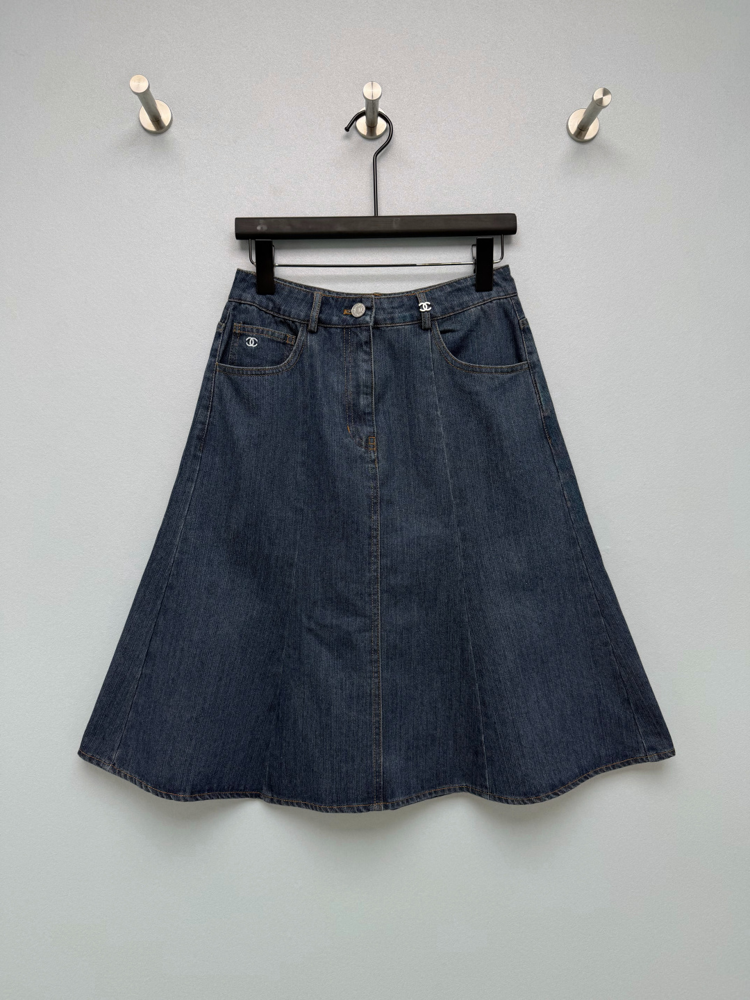 NO:946985,CHA* high-waisted denim fishtail midi skirt  Vintage washed denim fabric, moderately soft and hard with a sense of drape, stiff and stylish, breathable and skin-friendly, classic dark blue washed color, retro and durable, suitable for all seasons. The small front pocket is decorated with mini white double C embroidery, low-key and refined, and the light luxury atmosphere is subtle and unobtrusive. The waistband is equipped with a brand-engraved metal round buckle, matched with a brand metal zipper, the hardware is thick and textured, and it opens and closes smoothly. The double pockets on the back waist adopt the iconic double C ring  Contrasting topstitch sewing, standard brand fabric label on the back waist, complete and unified details. Yellow contrasting topstitching outlines the whole body, and the multi-piece segmentation process makes the skirt drape naturally and has an elegant arc when walking. The high-waisted A-line fishtail split cut, the high waistline elongates the proportion of the legs, and multiple three-dimensional panels create a naturally spread fishtail skirt, modifying the hip width and thigh fat. The length is moderate to cover the calves, and is highly tolerant to all types of body shapes!  Single color size 4 SMLXL, Chanel-clothing, chanel, skirts,19860909CHA*高腰牛仔鱼尾中长裙 复古水洗牛仔面料,软硬适中自带垂坠感,挺括有型,透气亲肤,经典深蓝水洗色调复古耐看,四季适配.前侧小口袋点缀迷你白色双C刺绣,低调精致,轻奢氛围感含蓄不张扬.腰头配套品牌刻字金属圆扣,搭配品牌金属拉链,五金厚重有质感,开合顺滑.后腰双口袋采用标志性双C环绕撞色明线车缝,后腰标配品牌布标,细节完整统一.全身黄色撞色明线勾勒轮廓,多片式分割工艺让裙摆垂感自然,走动自带飘逸弧度.高腰A字鱼尾分割剪裁,高腰线拉长腿部比例,多片立体裁片打造自然散开的鱼尾裙摆,修饰胯宽、大腿赘肉,长度适中遮小腿,对各类身材包容度高！ 单色4码 SMLXL,香奈儿-服装,chanel,skirts,,Women's clothing