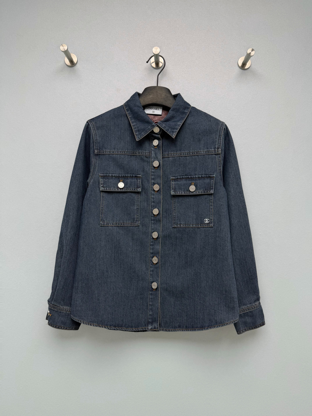 NO:946995,CHA* burgundy leather collar lined denim shirt jacket  Washed soft denim fabric, the texture is soft and not stiff, the upper body is comfortable and breathable, and it is not easy to deform; the collar is spliced with fine burgundy leather, and the double C logo is embroidered on the leather, with a luxurious texture. The collar is lined with burgundy genuine leather + three-dimensional embroidery of double Cs, and the collar is opened to hide the exquisite details of the brand, which is low-key and noble. The front is symmetrical with large patch pockets, embellished with metal buckles on the edges of the pockets, and the mini double C logo is embroidered on the lower right pocket.  The details are highly recognizable. A full set of retro distressed metal engraved buttons, unified hardware on the placket, pockets and cuffs, with a thick and high-end texture; yellow contrasting topstitching outlines the silhouette of the body, giving it a strong retro workwear atmosphere. The classic lapel shirt has a loose straight version, does not pick up the shoulders and body shape, has a moderate amount of excess to hide the flesh, and is stress-free for daily layering; standard long sleeves with adjustable metal button cuffs, neat and windproof.  Single color size 3 SML, Chanel-clothing, chanel, jackets & coats, shirts,19860909CHA*酒红皮质领内衬牛仔衬衫外套 水洗软牛仔面料,肌理柔和不僵硬,上身舒适透气,不易变形；领内拼接细腻酒红真皮,皮质上刺绣双C标识,质感奢华.领内里酒红真皮+立体刺绣双C,翻开领口暗藏品牌精致细节,低调显贵.前幅对称双工装大贴袋,口袋边缘金属扣点缀,右下袋迷你双C小标刺绣,细节辨识度拉满.全套复古做旧金属刻字纽扣,门襟、口袋、袖口统一五金,质感厚重高级；黄色撞色明线勾勒衣身轮廓,复古工装氛围浓郁.经典翻领衬衫宽松直筒版型,不挑肩型与身材,适度余量藏肉显瘦,日常叠穿无压力；标准长袖搭配可调节金属扣袖口,利落防风. 单色3码 SML,香奈儿-服装,chanel,jackets & coats,shirts,,Women's clothing