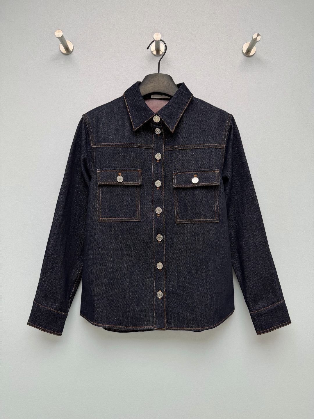 NO:947005,CHA* original color denim non-fading lapel denim shirt jacket  Heavyweight primary-color denim fabric, stiff and stylish, retains the original dark blue background of the denim, and is not easy to fade when washed. The interior is spliced with retro red leather lining, which has a delicate touch and balances stiffness and wearing comfort. Classic lapel workwear style, double patch pockets are symmetrically distributed, and the bag flap is equipped with a brand-engraved metal round buckle for full recognition. Contrast color topstitching throughout the body, and retro yellow threading  The outline of the body is outlined, with a prominent sense of layering, and a workwear atmosphere. The placket and cuffs are matched with the same series of metal engraved buttons, the cuffs can be folded, and the detailed hardware is unified and exquisite. The inside of the collar is lined with red genuine leather, hiding light and luxurious details. The short, loose and straight cut, the dropped shoulder design does not press the shoulders, and the length is just at the waistline, optimizing the body proportions and tolerating various body shapes!  Single color size 3 SML, Chanel-clothing, chanel, jackets & coats, shirts,19860909CHA* 原色单宁不掉色翻领牛仔衬衫外套 重磅原色牛仔布料,硬挺有型不易软塌,保留牛仔原生深蓝底色,水洗不易褪色,内里拼接复古红皮内衬,触感细腻,兼顾挺括度与穿着舒适度.经典翻领工装版型,双贴袋对称分布,袋盖搭配品牌刻印金属圆扣,辨识度拉满.全身撞色明线车缝,复古黄色走线勾勒衣身轮廓,层次感突出,工装氛围感十足.门襟、袖口统一配套同系列金属刻字纽扣,袖口可翻折,细节五金统一精致.领口内侧红色真皮内衬,暗藏轻奢细节.短款宽松直筒剪裁,落肩设计不压肩,衣长刚好收在腰线位置,优化身材比例,对各种身形包容！ 单色3码 SML,香奈儿-服装,chanel,jackets & coats,shirts,,Women's clothing