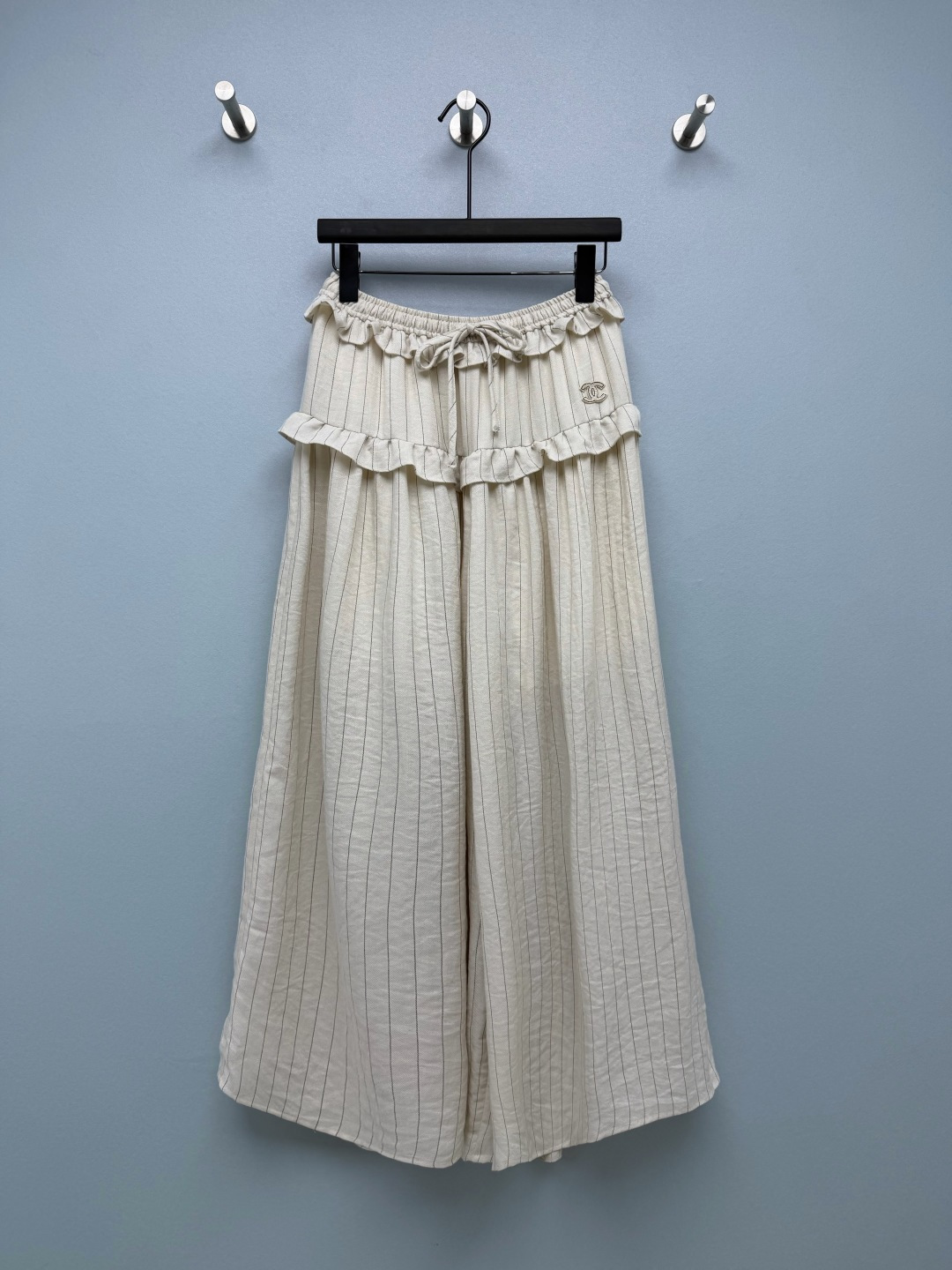 NO:947078,CHA*Vertical stripes fungus hem elastic waist wide leg culottes  Vertical striped cotton and linen blended fabric with a herringbone texture, fine, crisp and breathable, with a soft matte texture, light and not close to the body, with a natural micro-wrinkle atmosphere, making it dry and comfortable to wear in spring and summer, and not easy to sweat. The fully elastic drawstring waistband, matched with laces made of the same fabric, has elasticity that adapts to various waistlines, making it easy to put on and take off without restraint. The double-layer three-dimensional fungus layered design adds a sweet girlish look and weakens the waistline.  Swollen. Exquisite double C embroidered cloth label on the waist, low-key and exquisite in the same color, enhances the recognition of the item. High waistline, double-layer fungus cut, natural pleats on the waist and abdomen, softly covering the lower abdomen, hip width, and thigh fat. Two colors are available, off-white, gentle and fresh, and navy blue, calm and intellectual, suitable for a variety of tops. Skirt-style wide-leg trousers look like a long skirt, and the inner trousers design completely eliminates exposure!  Two-color code 3 SML, Chanel-clothing, chanel, skirts,19860909CHA*竖条纹木耳边松紧腰阔腿裙裤 人字纹肌理竖条纹棉麻混纺面料,肌理细腻挺括透气,自带柔和哑光质感,轻薄不贴身,自带天然微皱氛围感,春夏穿着干爽舒适,不易闷汗.全松紧抽绳腰头,搭配同面料系带,弹力适配各类腰围,穿脱自在无束缚.双层立体木耳边分层设计,增添甜美少女感,弱化腰部臃肿.腰侧精致双C刺绣布标,同色系低调精致,提升单品辨识度.高腰线双层木耳边分割剪裁,腰腹自然堆褶,柔和遮盖小腹、胯宽、大腿赘肉.双色可选米白温柔清新、藏青沉稳知性,适配多种上衣搭配.裙式阔腿裤型,外观酷似长款半身裙,内里裤装设计彻底杜绝走光！ 双色3码 SML,香奈儿-服装,chanel,skirts,,Women's clothing