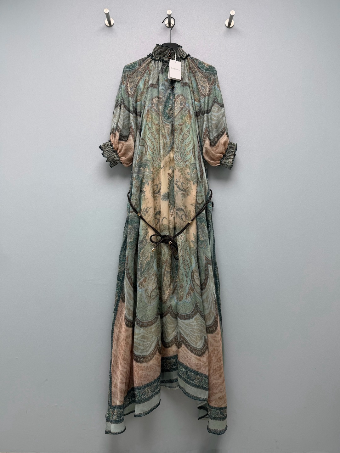 NO:949905,ZIMM* vintage paisley print stand collar puff sleeve long dress  High-count light chiffon printed fabric, with excellent drape, transparent and soft light, smooth and skin-friendly, breathable in spring and summer, not stuffy, with elegant and flowing texture, and a sense of atmosphere when walking. Low-saturated green and brown cashew flower paisley print, as gentle and healing as a retro oil painting, chiffon fabric is light and elegant, with a breeze filter when walking. The texture embraces the fungus-edged stand-up collar + wooden bead buttons  , the details are exquisite down to the neckline, and the three-quarter puff sleeves perfectly cover the fleshy arms, which is very friendly to fat girls. It comes with a woven leather belt, which can easily be worn to create a slim waist. Without the belt, it is a lazy and loose long skirt, which can be worn in two ways. The irregular waves are large, and the hem of the skirt is swaying when walking, giving it a full vacation atmosphere. The retro-styled dress is a fall in love at a glance, and you can wear oil paintings on your body.  Solid color size 4 SMLXL, Zimmerman-clothing, skirts,19860909ZIMM* 复古佩斯利印花立领泡泡袖长款连衣裙 高支轻薄雪纺印花面料,垂坠感优越,通透带柔和柔光,触感顺滑亲肤,春夏透气不闷,自带飘逸流动质感,行走自带氛围感.低饱和绿棕腰果花佩斯利印花,像复古油画一样温柔治愈,雪纺面料轻薄飘逸,走路自带微风滤镜.肌理打揽木耳边立领+木珠纽扣,细节精致到领口,五分泡泡袖完美遮住手臂肉肉,对微胖女生超友好.自带编织皮质腰带,系上轻松掐出小蛮腰,不系腰带就是慵懒松弛的宽松长裙,一裙两穿.不规则波浪大摆,行走裙摆摇曳,度假氛围感十足.一眼沦陷的复古调调连衣裙,把油画穿在身上 单色4码 SMLXL,兹默曼-服装,skirts,,Women's clothing
