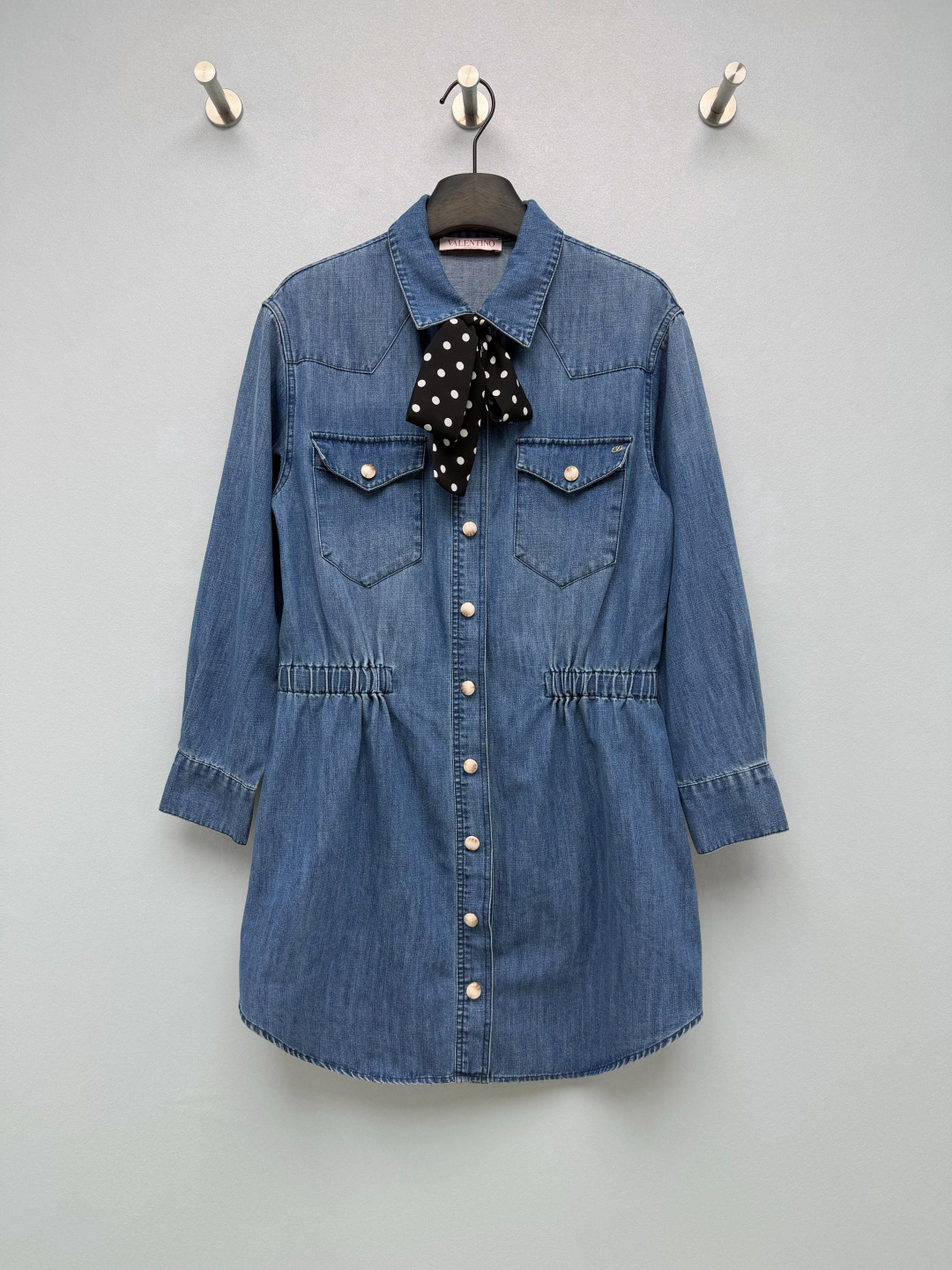 NO:948106,VAL*waisted polka-dot tie denim shirt dress  Made of light and thin Tencel denim fabric, it is soft and skin-friendly without the heavy feeling of stiff denim. It drape smoothly, breathable and not stuffy. Paired with a black background and white dot chiffon bow, it is sweet and cool. After disassembly, it becomes a simple commuter denim skirt, which can be worn as one skirt. Symmetrical flap pockets on the chest are embellished with silver snap buttons. The small metal label on the right pocket enhances the exquisite texture and is both decorative and practical.  .The warm white round buttons form a soft contrast with the dark blue denim, and the lines are neat and delicate. No manual adjustment is required, the waist is naturally tightened, not tight, and it is highly tolerant to various waist and abdominal body shapes. The mid-length shirt skirt version, slightly loose shoulder-dropping long sleeves, modifies the wide shoulders and arm muscles. The high-end Tencel denim dress is gentle and white!  Single color size 3 SML, women's clothing, skirts, shirts,19860909VAL*收腰波点领结牛仔衬衫连衣裙 选用轻薄天丝牛仔面料,柔软亲肤无硬挺牛仔的厚重感,垂坠顺滑,透气不闷.搭配黑底白点雪纺蝴蝶结,甜酷中和,拆卸后是简约通勤牛仔裙,一裙两穿.胸前对称翻盖口袋,银色按扣点缀,右袋金属小标提升精致质感,兼具装饰与实用性.温润白色圆形纽扣,与深蓝牛仔形成柔和撞色,走线工整细腻.无需手动调节,自然收束腰身,不紧绷,对各种腰腹身形包容度高.中长款衬衫裙版型,微宽松落肩长袖,修饰宽肩与手臂拜拜肉.高级感拉满的天丝牛仔连衣裙,温柔又显白！ 单色3码 SML,女装,skirts,shirts,,Women's clothing