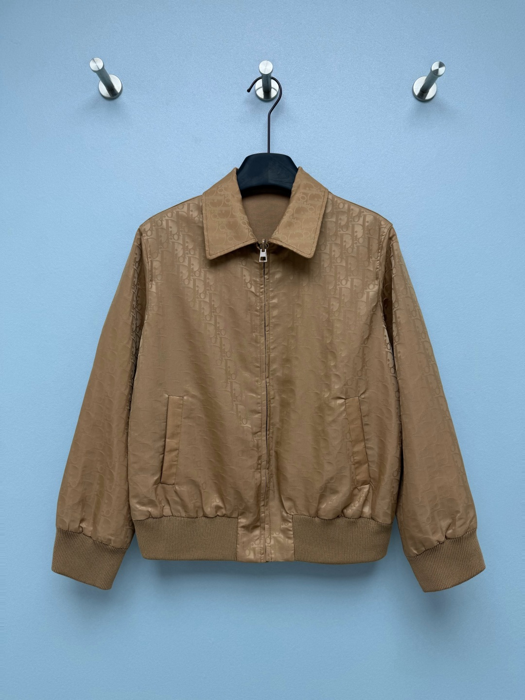NO:948025,DIO* reversible lapel bomber jacket  The front is made of custom-made jacquard nylon fabric, which is matte and delicate, and the back is made of high-count worsted matte woven fabric, which is soft and skin-friendly. One side is full of dark patterned Oblique presbyopia, which is low-key, light and luxurious, and full of recognition; the other side is pure black, with white bee embroidery on the left pocket. It is simple and business-like, and can be worn in two styles in one piece. The classic small lapels modify the neck line and are customized.  The metal zipper is smooth and non-stuck, and the opening and closing texture is high-quality. Hidden diagonal pockets on both sides are both practical and flat, with no unnecessary bulges, and the upper body is clean and neat. The cuffs and hem are matched with rib knitting, which has moderate elasticity but not tightness, and will not easily loosen and deform after long-term wear. It is windproof and temperature-locking. It comes in two colors: classic black and khaki camel. Black is calm and versatile, and camel is gentle for commuting, suitable for different wearing scenarios.  Two-color code 3 SML, Dior-clothing, dior, dior, jackets & coats,19860909DIO* 双面穿翻领飞行员夹克 正面采用定制提花锦纶面料,哑光细腻,反面是高支精纺哑光梭织面料,触感软糯亲肤.一面满幅暗纹Oblique老花,低调轻奢,辨识度拉满；另一面纯黑净版,左袋处点缀白色小蜜蜂刺绣,简约商务,一件拥有两种穿搭风格.经典小翻领修饰脖颈线条,定制金属拉链顺滑不卡顿,开合质感高级.两侧隐形斜插口袋,兼顾实用与版型平整,无多余凸起,上身干净利落.袖口、下摆配套罗纹针织,弹力适中不紧绷,久穿不易松垮变形,防风锁温.经典黑、卡其驼两色,黑色沉稳百搭,驼色温柔通勤,适配不同穿搭场景. 双色3码 SML,迪奥-服装,dior,dior,jackets & coats,,Women's clothing