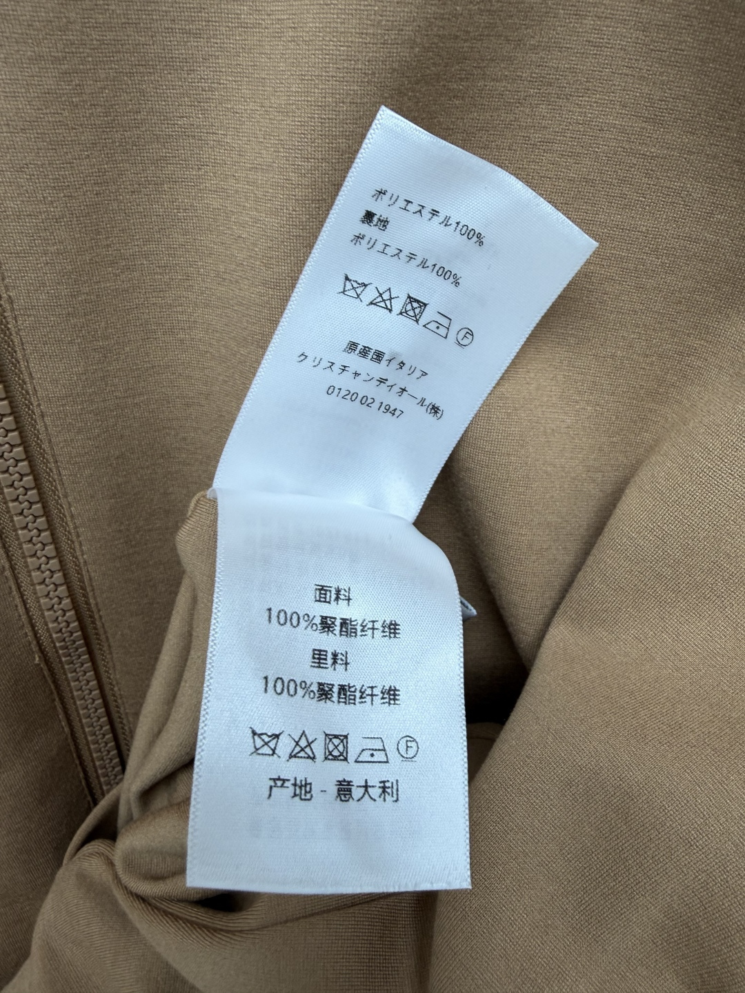 🔥🔥DIO* 双面穿翻领飞行员夹克 正面采用定制提花锦纶面料,哑光细腻,反面是高支精纺哑光梭织面料,触感软糯亲肤。一面满 🔥🔥DIO* 双面穿翻领飞行员夹克 正面采用定制提花锦纶面料,哑光细腻,反面是高支精纺哑光梭织面料,触感软糯亲肤。一面满