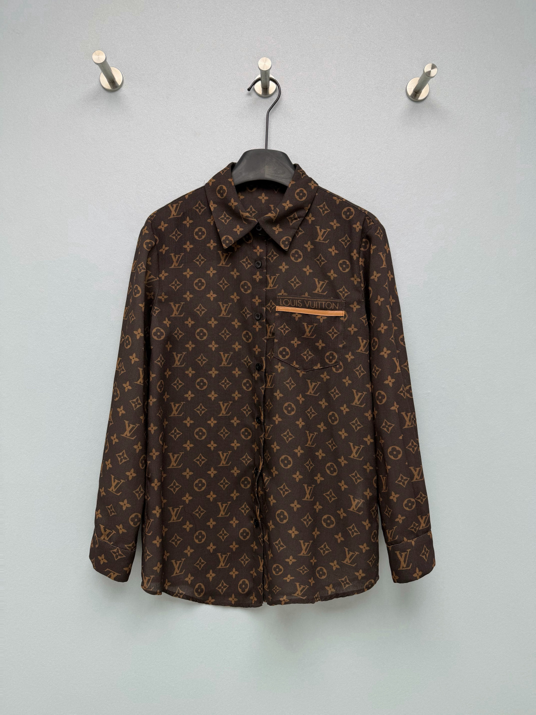 NO:948058,LOU* Classic Monogram all-over long-sleeved lapel shirt  Light and breathable twill blended fabric, with a delicate matte texture, drapes smoothly without being close to the body, has a slightly permeable atmosphere, is skin-friendly and breathable without a heavy feeling. The whole body is made of retro brown tone Monogram presbyopia pattern, LV four-leaf flower, four-pointed star and letter logo are evenly printed all over, making it fully recognizable, retro and high-end without being exaggerated. Patch pocket on the left chest  Equipped with light brown leather trim strips, the bag is printed with the brand letter logo, and the leather and presbyopic fabrics are in contrasting colors to enhance the exquisite and luxurious details. The standard shirt lapels modify the neck line, black matte round buttons, and the cuffs are cinched. It is simple and versatile and suitable for a variety of styles. The classic Monogram presbyopic shirt is really not tired of wearing!  Solid color size 3 SML,Louis Vuitton-clothing,louis vuitton,louis vuitton,shirts,19860909LOU* 经典Monogram满印长袖翻领衬衫 轻薄透气斜纹混纺面料,细腻哑光质感,垂坠顺滑不贴身,自带微透氛围感,亲肤透气无厚重感.通体复古棕调Monogram老花图案,LV四叶花、四芒星、字母标识满幅均匀印刷,辨识度拉满,复古高级不浮夸.左胸贴袋搭配浅棕真皮饰条,袋口印有品牌字母标识,皮革与老花面料撞色,提升精致轻奢细节.标准衬衫翻领修饰脖颈线条,黑色哑光圆形纽扣,袖口做收束设计,简约百搭,适配多种穿搭风格.经典Monogram老花衬衫真的穿不腻！ 单色3码 SML,路易威登-服装,louis vuitton,louis vuitton,shirts,,Women's clothing