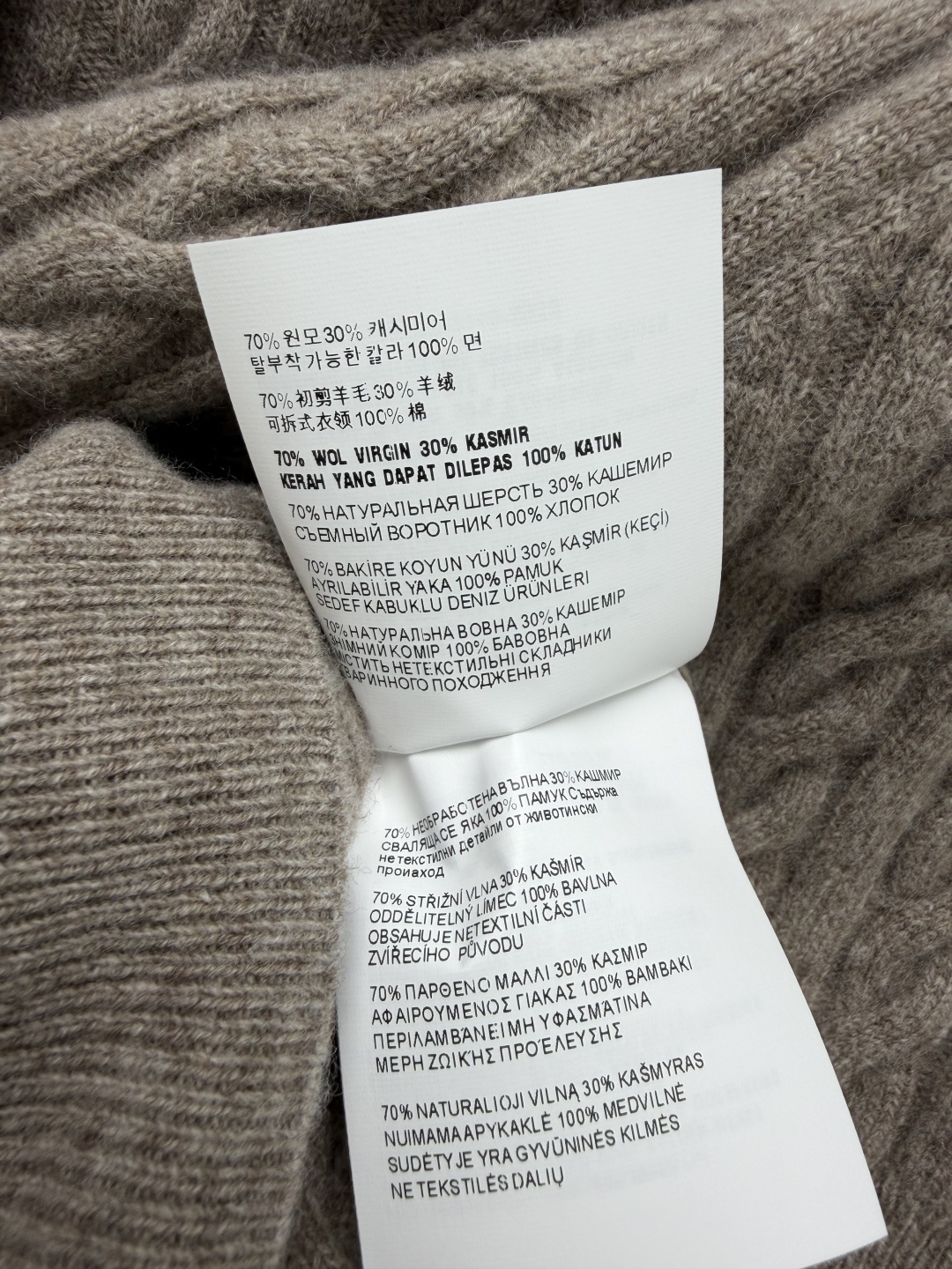 🔥🔥 Miu*牛仔翻领麻花短袖针织衫 主体采用高比例羊毛羊绒混纺面料,立体绞花麻花织法,软糯亲肤不扎身,自带柔和哑光雾面 🔥🔥 Miu*牛仔翻领麻花短袖针织衫 主体采用高比例羊毛羊绒混纺面料,立体绞花麻花织法,软糯亲肤不扎身,自带柔和哑光雾面