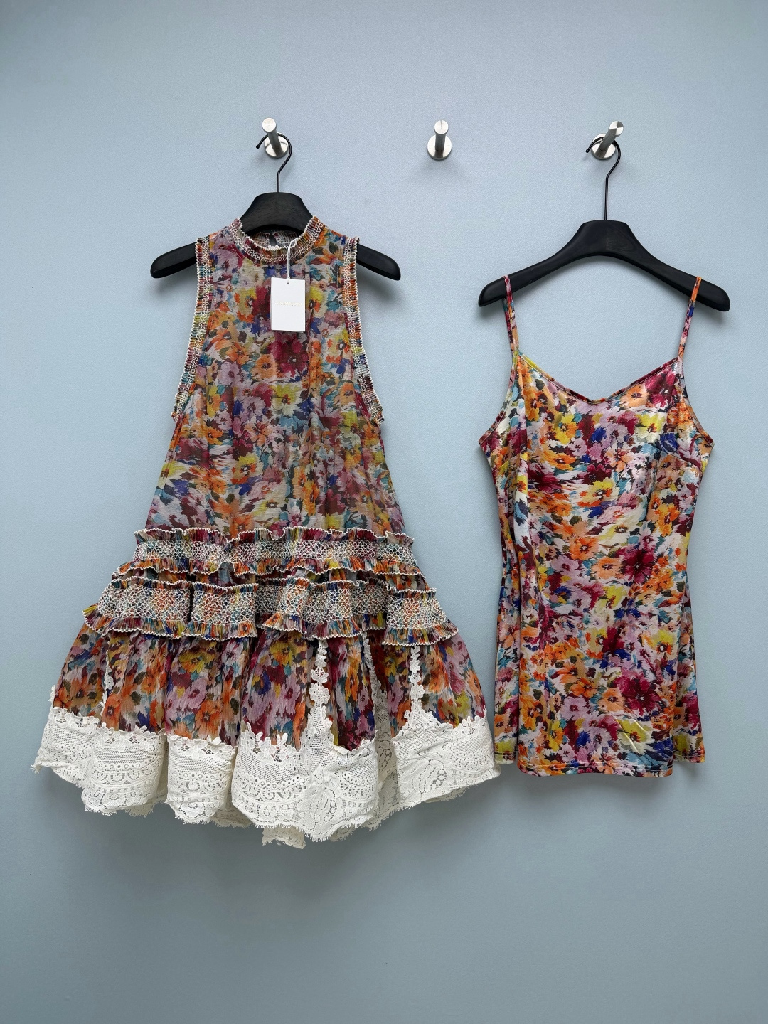 NO:949921,Zimm* Oil Painted Floral Halter Lace Two-piece Short Skirt  The outer layer is made of light and slightly permeable Tencel blended printed fabric, which has a textured wrinkle feel, is breathable and not sweaty, and is draped and elegant. The inner layer is matched with an elastic suspender petticoat of the same color, which is skin-friendly and elastic. The halter neck stand-up collar is matched with exquisite lace binding, which perfectly exposes the shoulder and neck lines, weakens the trapezius muscles and makes the body look slimmer.  The invisible zipper on the back makes it easy to put on and take off, and the elastic pleated collar fits the neck without pinching the skin and modifies the trapezius muscles. The layered cake skirt is spliced with hollow lace, which makes it look elegant when walking around. If you are a small person, you can wear it to make your legs look longer. The watercolor oil painting floral print is gentle and eye-catching. I am stunned by this retro floral skirt.  Solid color size 4 SMLXL, Zimmerman-clothing, skirts,19860909Zimm* 油画碎花挂脖蕾丝两件套短裙 外层选用轻薄微透天丝混纺印花面料,自带肌理褶皱感,透气不闷汗,垂坠飘逸.内里搭配同花色弹力吊带衬裙,亲肤有弹性.挂脖立领搭配精致蕾丝包边,完美露出肩颈线条,弱化斜方肌超显瘦.后背隐形拉链穿脱便捷,松紧褶皱领边贴合颈部不勒肤,修饰斜方肌.分层蛋糕裙摆拼接镂空蕾丝,走动起来层层飘逸,小个子穿巨显腿长.水彩油画花卉印花温柔又出片,被这套复古碎花裙美晕了 单色4码 SMLXL,兹默曼-服装,skirts,,Women's clothing