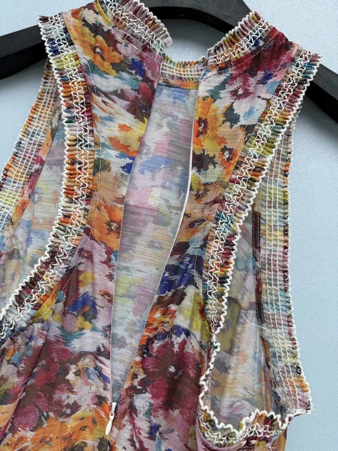 🔥🔥Zimm* 油画碎花挂脖蕾丝两件套短裙 外层选用轻薄微透天丝混纺印花面料，自带肌理褶皱感，透气不闷汗，垂坠飘逸。内里