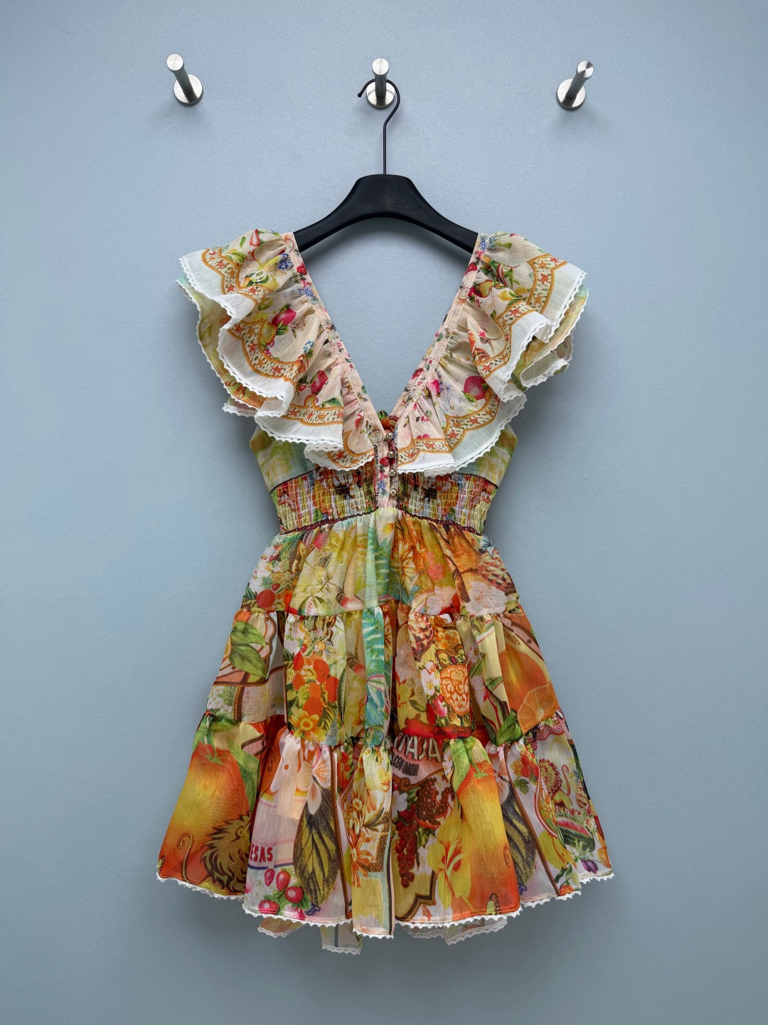 NO:949991,CAMILLA* green field floral print V-neck backless flying sleeve cake skirt  Light and textured Tencel blended printed fabric, breathable and slightly permeable with a soft light texture. Fresh mint green base with flower and bird prints, retro architectural stripes on the hem, the color is gentle and healing, and there is also a warm orange retro style to choose from. Double-layer lace flying sleeves cover the flesh of the arms, and the V-neck metal ball buckle is exquisite  It is durable and attractive; the whole piece of elastic covers the waist, and you can create a slim waist with any waist size. The hollow bow tie on the back is the finishing touch, the elasticity can be adjusted freely, it is gentle and a little sexy, and it will make the atmosphere full when you turn around. The multi-layered cake skirt is light and elegant when you move around, and it is great for taking photos. It is a perfect holiday fairy skirt.  Two-color code 4 SMLXL, women's clothing, skirts,19860909CAMILLA*绿野花卉印花V领露背飞袖蛋糕短裙 轻薄肌理感天丝混纺印花面料,透气微透自带柔光质感.清新薄荷绿基底搭配繁花飞鸟印花,下摆拼接复古建筑条纹,配色温柔治愈,还有暖橙复古款可以选择.双层蕾丝花边飞袖遮住手臂肉肉,V领金属圆珠扣精致耐看；整片弹力打揽腰,随便什么腰围都能掐出小蛮腰.后背镂空蝴蝶结绑带是点睛之笔,松紧可自由调节,温柔又带点小性感,转身氛围感直接拉满.多层蛋糕裙摆走动轻盈飘逸,拍照巨出片,妥妥的度假仙女裙. 双色4码 SMLXL,女装,skirts,,Women's clothing