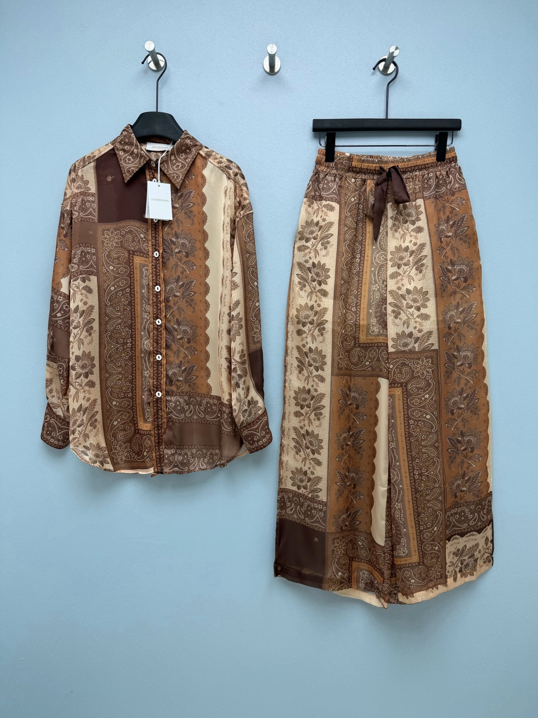 NO:949954,Zimm* vintage cashew flower print shirt wide leg pants suit  The high-draping satin chiffon fabric has a delicate and soft light texture, which is smooth and skin-friendly, light and breathable. The shirt has a loose shoulder design, with long sleeves to hide the body parts. The lapels + gold-edged white buttons are full of details. The satin fabric has a soft light, feels smooth and drape well.  The matching wide-leg pants have a fully elastic drawstring waist and a bow knot to double the gentleness. The wide-leg pants cover the crotch and hide the thick legs, and can elongate the proportions even if worn by a small person. The low-saturated brown coffee color is perfect for the Maillard style, and the retro flower + cashew flower splicing print is soft and noble.  Single color code 4 SMLXL, Zimmerman-clothing, shirts,19860909Zimm* 复古腰果花印花衬衫阔腿裤套装 高垂感缎面雪纺面料,自带细腻柔光质感,顺滑亲肤、轻薄透气.衬衫是宽松落肩版型,长袖藏住拜拜肉,翻领+金边白纽扣细节拉满,缎面面料自带柔光,触感顺滑垂感超好.配套阔腿裤做了全松紧抽绳腰,系个蝴蝶结温柔加倍,阔腿裤管遮胯藏腿粗,小个子穿也能拉长比例.低饱和棕咖色系太适配美拉德风,复古花卉+腰果花拼接印花,柔和又显贵. 单色4码 SMLXL,兹默曼-服装,shirts,,Women's clothing
