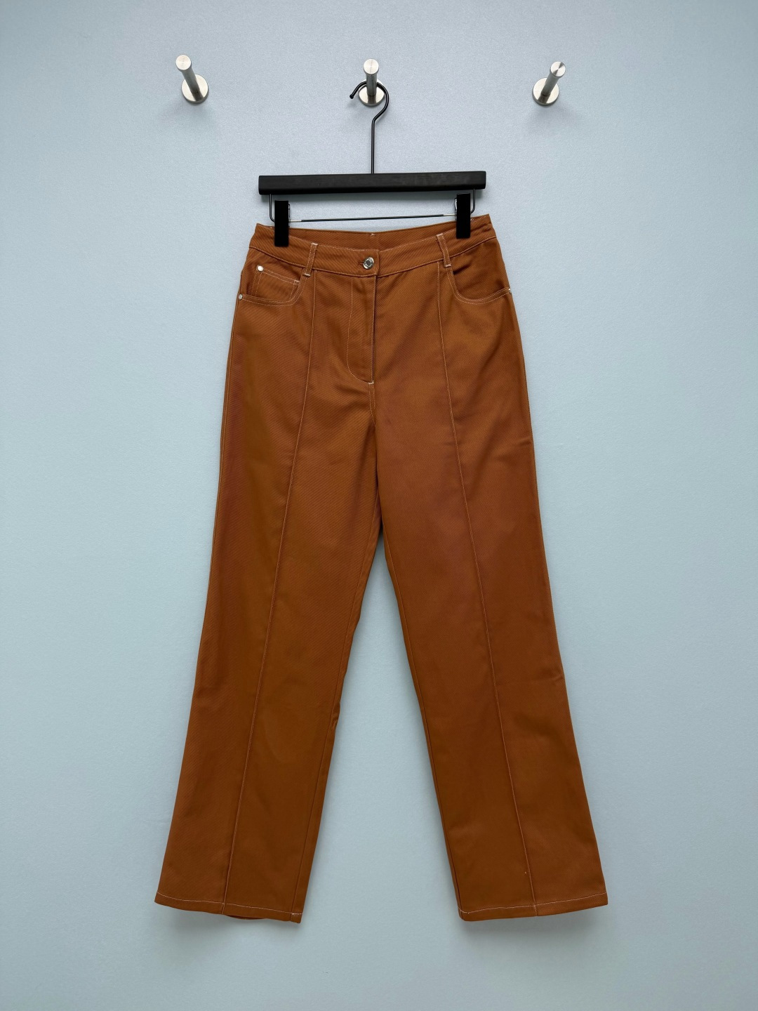 NO:950055,HE* midline split straight casual trousers  Selected high-count twill cotton blended fabric, thick and stiff with draped ribs, smooth and skin-friendly, breathable and not stuffy, combining the stiffness of jeans with the comfort and softness of casual pants. Metal engraved I-shaped buttons + same-color metal zippers, smooth and durable; classic denim style pockets on the front + small watch pockets on the back  Square patch pockets, classic five-pocket trousers structure. The straight nine-point length exposes the ankles, so there is no pressure for small people. Three colors are available, dark blue/milk white/caramel brown, basic and versatile colors, covering the needs of all seasons. Minimalist and non-exaggerated design, low-key and luxurious, regardless of age or style, close your eyes and avoid stepping on thunder!  3 colors and 4 codes SMLXL, Hermès-clothing, hermes,19860909HE*中线分割直筒休闲长裤 精选高支斜纹棉质混纺面料,厚实挺括自带垂坠筋骨,触感顺滑亲肤,透气不闷,兼顾牛仔的挺括感与休闲裤的舒适柔软.金属刻字工字纽扣+同色系金属拉链,顺滑耐用；前侧经典牛仔式插袋+小表袋,后侧方形贴袋,经典五袋裤结构.直筒九分长度露出脚踝,小个子也无压力.三色可选深藏青/奶白/焦糖棕,基础百搭色系,覆盖四季穿搭需求.极简无浮夸设计,低调轻奢,不挑年龄不挑风格,闭眼入不踩雷！ 3色4码 SMLXL,爱马仕-服装,hermes,,Women's clothing