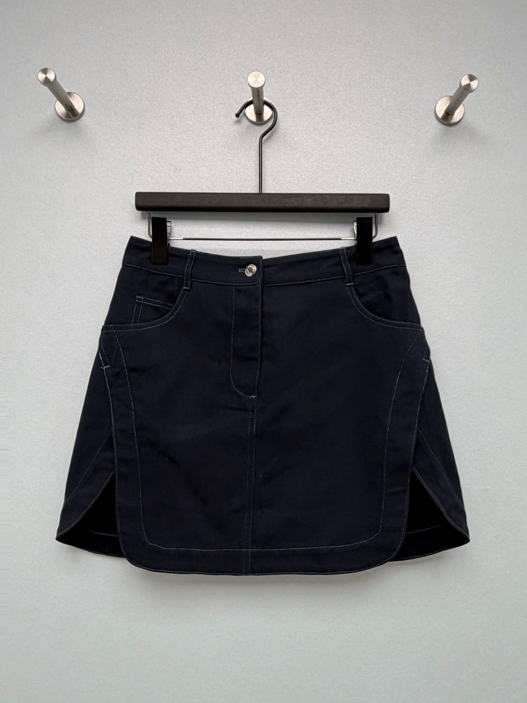 NO:950068,HE* high waist side slit work skirt  Selected high-count twill cotton workwear fabric, the fabric surface is flat and tight, with a stiff and skeletal feel. The curved slit design on both sides, the open stitching is full of exquisiteness, and the legs are visually lengthened. The metal placket + leather embossed leather label on the back waist are low-key and elegant, and the details are ecstatic. The shape is really amazing, with a high-waisted A-line cut, wide hips, and a pear-shaped figure. Available in three colors: navy blue, off-white, and caramel brown, covering a variety of commuting, casual, and retro wear scenarios.  3 colors and 4 codes SMLXL, Hermès-clothing, hermes, skirts,19860909HE*高腰侧开叉工装短裙 精选高支斜纹棉工装面料,布面平整紧实,自带挺括筋骨感.双侧弧形开叉设计,明线走线精致感拉满,视觉拉长双腿.金属门襟+后腰真皮压印皮标,低调显贵,细节控狂喜.版型真的绝,高腰A字剪裁,胯宽、梨形身材闭眼冲.三色可选藏青、米白、焦糖棕,覆盖通勤、休闲、复古多种穿搭场景. 3色4码 SMLXL,爱马仕-服装,hermes,skirts,,Women's clothing
