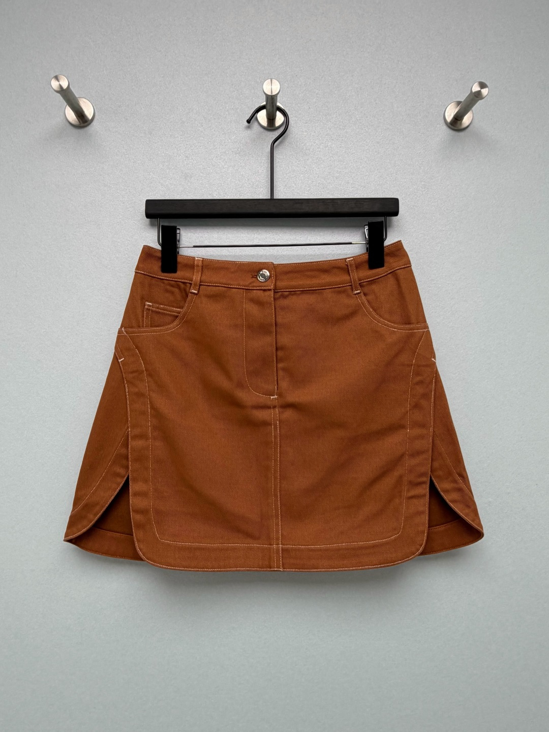 NO:950091,HE* high waist side slit work skirt  Selected high-count twill cotton workwear fabric, the fabric surface is flat and tight, with a stiff and skeletal feel. The curved slit design on both sides, the open stitching is full of exquisiteness, and the legs are visually lengthened. The metal placket + leather embossed leather label on the back waist are low-key and elegant, and the details are ecstatic. The shape is really amazing, with a high-waisted A-line cut, wide hips, and a pear-shaped figure. Available in three colors: navy blue, off-white, and caramel brown, covering a variety of commuting, casual, and retro wear scenarios.  3 colors and 4 codes SMLXL, Hermès-clothing, hermes, skirts,19860909HE*高腰侧开叉工装短裙 精选高支斜纹棉工装面料,布面平整紧实,自带挺括筋骨感.双侧弧形开叉设计,明线走线精致感拉满,视觉拉长双腿.金属门襟+后腰真皮压印皮标,低调显贵,细节控狂喜.版型真的绝,高腰A字剪裁,胯宽、梨形身材闭眼冲.三色可选藏青、米白、焦糖棕,覆盖通勤、休闲、复古多种穿搭场景. 3色4码 SMLXL,爱马仕-服装,hermes,skirts,,Women's clothing