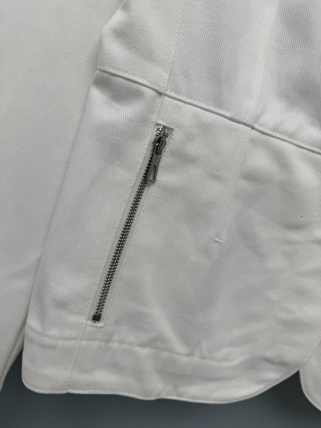 🔥🔥 HE*明线翻领收腰工装短外套 高支斜纹梭织棉混面料,肌理紧实挺括有型,不易软塌变形,布面细腻哑光,透气耐磨。 全身 🔥🔥 HE*明线翻领收腰工装短外套 高支斜纹梭织棉混面料,肌理紧实挺括有型,不易软塌变形,布面细腻哑光,透气耐磨。 全身