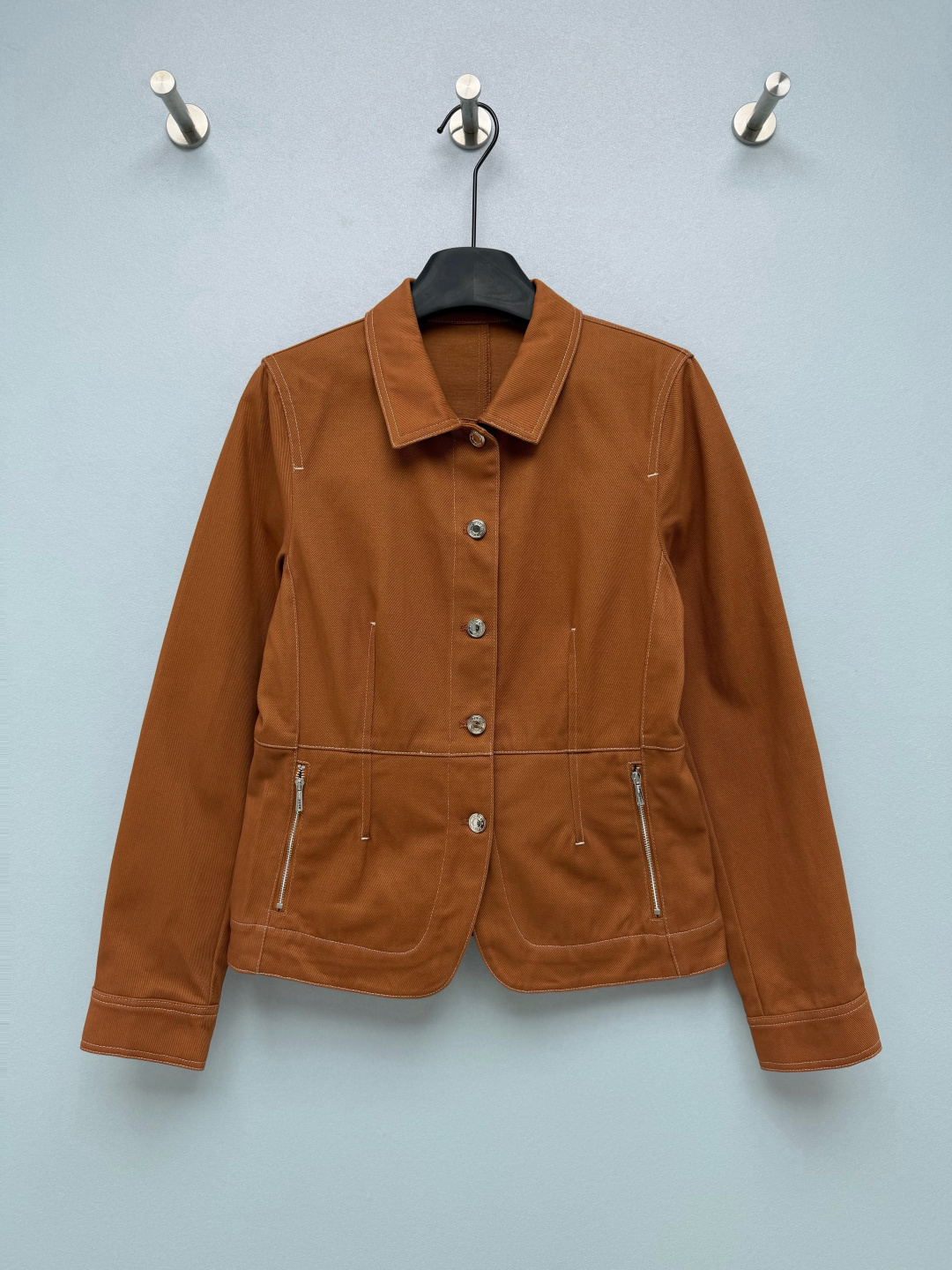 NO:950137,HE* open-stitched lapel waisted workwear short jacket is made of high-count twill woven cotton-blend fabric. The texture is firm, crisp and stylish, not easy to collapse and deform. The fabric surface is fine and matte, breathable and wear-resistant.  Contrasting topstitching outlines the outline of the whole body, full of workwear style, neat and dense workmanship. The placket + cuffs are customized with engraved gold buttons, which are two-in-one decoration and practicality. The matte gold metal buttons are full of texture, and the zipper pockets on both sides are both beautiful and practical, so you can easily stuff your mobile phone and lipstick.  SMLXL,Hermes-clothing,hermes,jackets & coats,19860909HE*明线翻领收腰工装短外套 高支斜纹梭织棉混面料,肌理紧实挺括有型,不易软塌变形,布面细腻哑光,透气耐磨. 全身撞色明线勾勒轮廓,工装风层次感十足,做工工整走线密实.门襟+袖口定制刻纹金扣,装饰实用二合一.哑光金金属纽扣质感拉满,两侧拉链口袋兼顾好看和实用,手机、口红随便塞；袖口单扣设计,挽起袖子也很精致. 多色百搭不挑人藏青/米白/焦糖三色,通勤、休闲、约会全场景适配. 3色4码 SMLXL,爱马仕-服装,hermes,jackets & coats,,Women's clothing