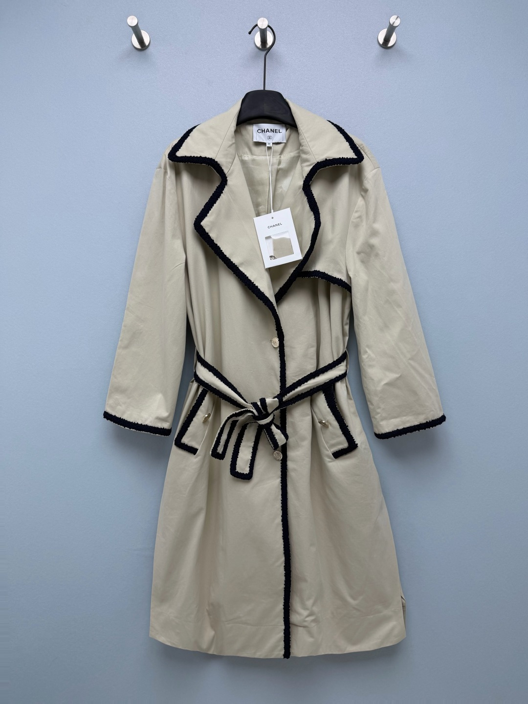 NO:950148,CHA* thick raw edge trimmed waist mid-length windbreaker  Selected high-density poplin windbreaker fabric, the fabric surface is fine and smooth, with slight windproof properties, stiff and not easy to collapse. Classic khaki background color + full-width black coarse raw edge trim, Xiaoxiang's exclusive sense of sophistication is directly full. From the large lapel, cuffs, pockets to the back rain cover, all textured raw edges  Contrasting colors, details are captured at a glance. The dropped shoulder three-quarter sleeves weaken the shoulder width, and the mid-length version hides the crotch and covers the flesh, which can be easily controlled by small people. It comes with a belt with the same fabric trim, which can be tied to instantly highlight the waistline. If not tied, it will look relaxed and lazy. The trench coat has a small fragrance and a sense of style, which is not picky about your body shape!  Single color size 4 SMLXL, Chanel-clothing, chanel,19860909CHA*粗毛边镶边收腰中长款风衣 精选高密府绸风衣面料,布面细腻顺滑,自带轻微防风属性,挺括不易软塌.经典卡其底色+全幅黑色粗毛边镶边,小香专属精致感直接拉满.从大翻领、袖口、口袋到后背雨盖,全部做肌理毛边撞色,细节控一眼沦陷.落肩七分袖弱化肩宽,中长款版型藏胯遮肉,小个子也能轻松驾驭.自带同面料镶边腰带,系上秒出腰线,不系就是松弛慵懒风.自带小香氛围感的战壕风衣,不挑身材！ 单色4码 SMLXL,香奈儿-服装,chanel,,Women's clothing
