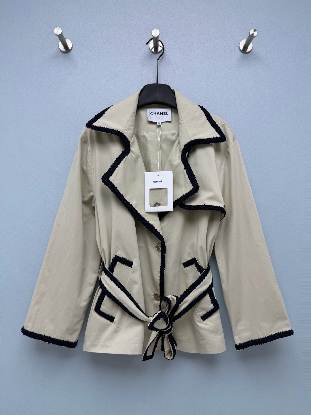 NO:950052,CHA*Contrast color raw edge windbreaker long and short set  Made of high-count combed cotton poplin fabric, it has a smooth and crisp texture, moderate drape, and is windproof and breathable. The neckline, placket, cuffs, pockets, belt, and back shoulder flaps are all made of fully-edged woolen lace, with a fluffy and delicate texture that is different from ordinary prints.  The placket is embellished with matte gold camellia metal buckles, which are low-key logos of the brand genes and have a thick texture. The belt can be tied or detached, and the two styles can be switched at will. The laces are slim and noble, and open for a lazy and casual look. Who knows the noble feeling of this contrasting fur-edged windbreaker!  The classic khaki windbreaker combined with Xiaoxiang's iconic woolen lace perfectly balances sassiness and gentleness. Monochrome size 4 SMLXL, Chanel-clothing, chanel,19860909CHA*撞色毛边风衣长短款套装 选用高支精梳棉府绸面料,肌理平整挺括,垂坠感适中,兼具防风透气特性.领口、门襟、袖口、口袋、腰带、后背肩盖全部做全包边毛织花边,肌理蓬松细腻,区别普通印花包边.门襟点缀哑光金色山茶花金属扣,低调标识品牌基因,质感厚重.腰带可系可拆,两种风格随心切换系带修身显贵,敞开慵懒随性.谁懂这件撞色毛边风衣的贵气感！经典卡其风衣结合小香标志性毛织花边,把飒爽和温柔平衡得刚刚好 单色4码 SMLXL,香奈儿-服装,chanel,,Women's clothing