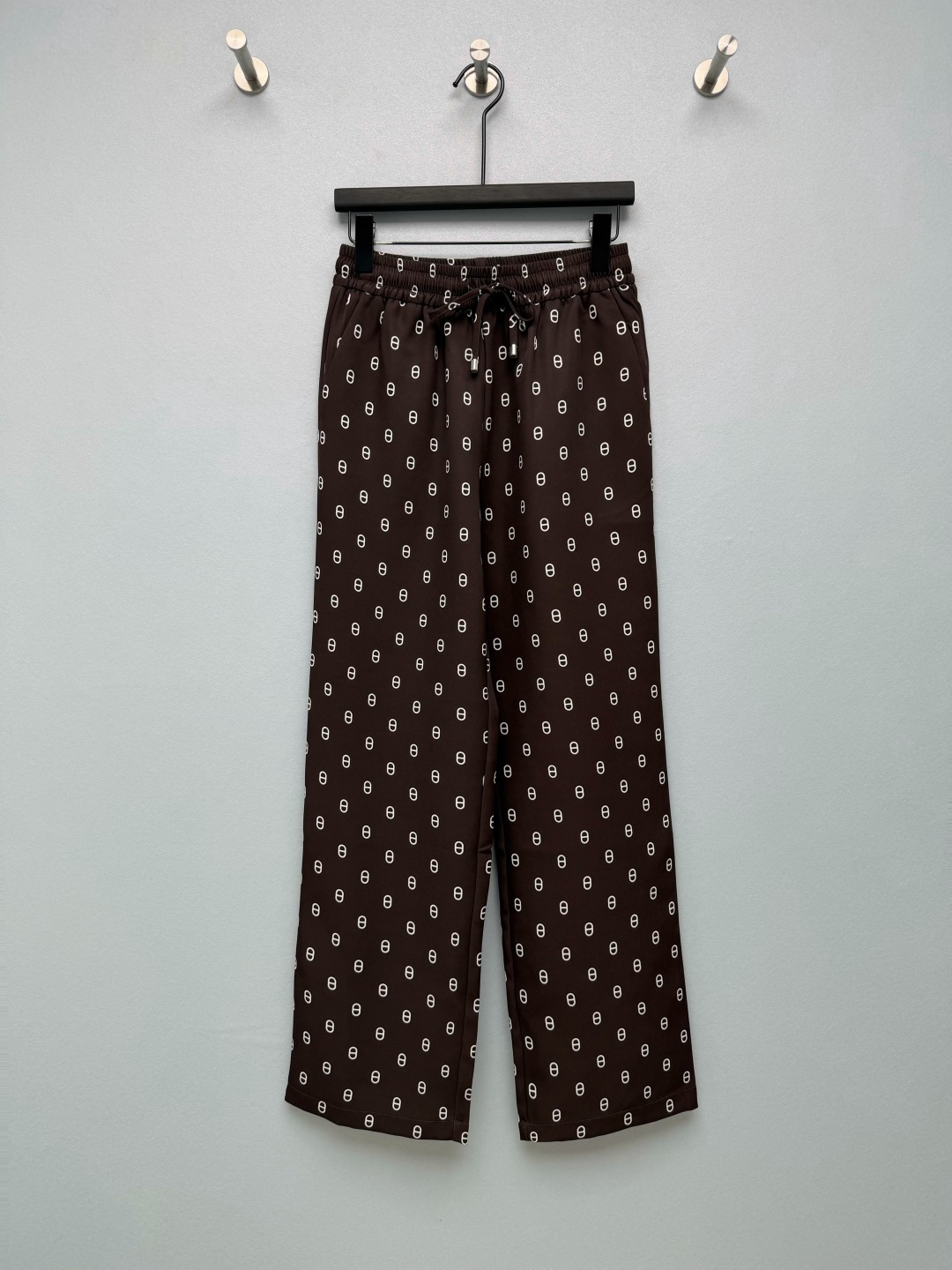 NO:950124,HE* Classic Pig Nose Print Elastic Straight Casual Pants  High-draping acetate satin material, smooth and delicate with a soft light texture, light and breathable, not stuffy on the skin, and excellent drape ability. The elastic drawstring waist is friendly to all waist sizes and will not tighten your stomach when you are full. The slightly straight nine-point version is perfect for hiding fat in the crotch.  The width and thickness of the calf are all covered, and even a small person can wear it to show a slender proportion. The side pockets are very convenient for daily storage of mobile phone keys, and the embroidered logo on the back is low-key and unobtrusive. The dark brown background is paired with the classic pig nose all over the print, which directly adds retro elegance.  Single color code 3 SML,Hermes-clothing,hermes,19860909HE*经典猪鼻印花松紧直筒休闲裤 高垂感醋酸缎面材质,顺滑细腻自带柔光质感,轻薄透气不闷肤,垂坠力优秀.松紧抽绳腰对各种腰围都友好,吃饱也不会勒肚子.微直筒九分版型藏肉一绝,胯宽、小腿粗全部遮住,小个子也能穿出修长比例.侧边口袋日常放手机钥匙超方便,后背刺绣logo低调不张扬.深棕底色搭配经典猪鼻满印,复古贵气直接拉满 单色3码 SML,爱马仕-服装,hermes,,Women's clothing