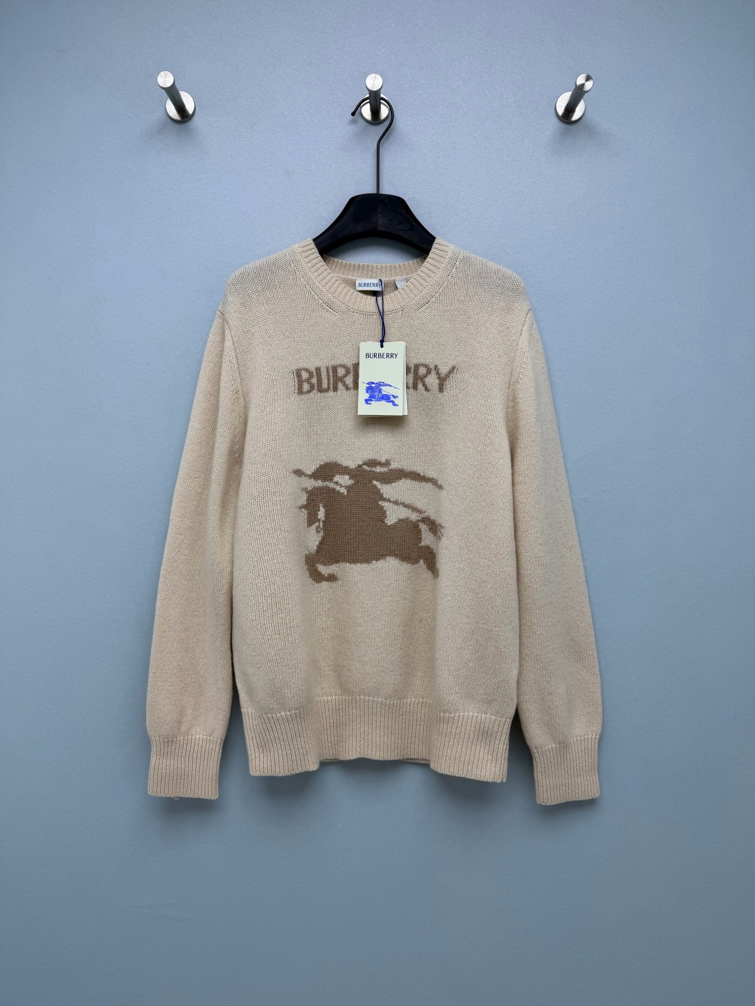NO:950150,Bur* oatmeal knight jacquard crew neck knitted sweater  We select fine wool blended knitted fabrics, with fine and smooth texture, soft and skin-friendly yarns, fluffy and airy, and good warmth retention. The front of the body has a large area of the same color camel knight war horse pattern and letter jacquard, which is retro and three-dimensional, full of recognition, low-key and not exaggerated, different from the printed version and has more texture. Simple small round neck fit  The neck is not stuffy, and the hem and cuffs are double-layered rib knitted with long-lasting elasticity. It is not easy to loose and deform after long-term wear. The basic standard round neck is a straight and loose fit, which is not flattering to the body shape. The dropped shoulder sleeve design weakens the shoulder width and hides the arm fat. The low-saturated oatmeal base color is gentle and versatile, and does not pick on skin color. Both yellow and white skinned upper bodies will look clean and high-end.  Single color size 3 SML, Burberry-clothing, burberry, sweaters,19860909Bur*燕麦色骑士提花圆领针织毛衣 甄选细腻羊毛混纺针织面料,织面细密平整,纱线柔软亲肤,蓬松有空气感,保暖性佳.衣身正面大面积同色系驼色骑士战马图案和字母提花,复古立体,辨识度拉满,低调不浮夸,区别于印花款更有质感.简约小圆领贴合颈部不闷,下摆、袖口双层罗纹针织,弹力持久,久穿不易松垮变形.基础标准圆领直身宽松版型,不挑身形,落肩袖设计弱化肩宽,藏住手臂赘肉.低饱和燕麦米底色,温柔百搭,不挑肤色,黄皮、白皮上身都显干净高级. 单色3码 SML,博柏利-服装,burberry,sweaters,,Women's clothing