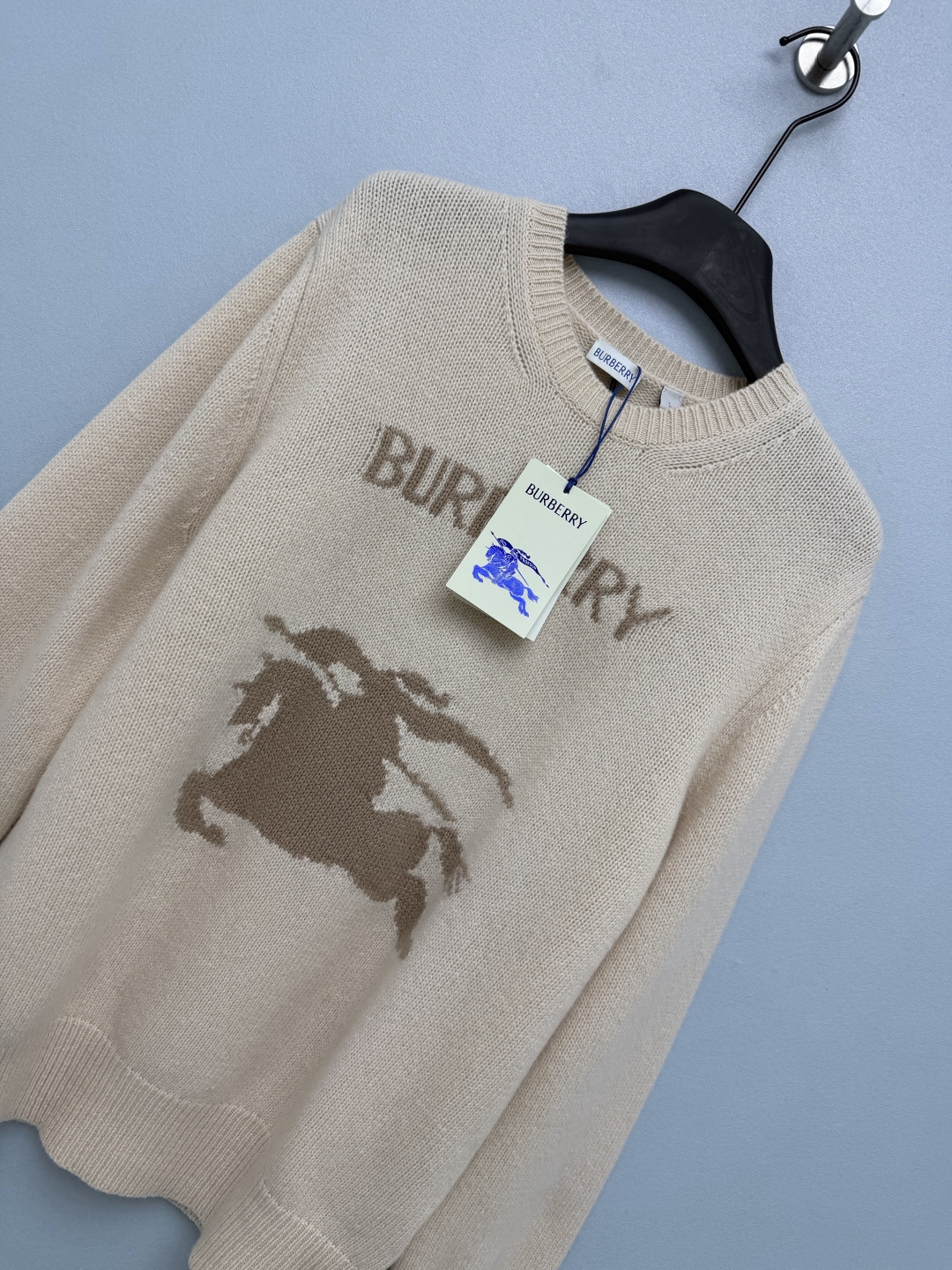 🔥🔥 Bur*燕麦色骑士提花圆领针织毛衣 甄选细腻羊毛混纺针织面料，织面细密平整，纱线柔软亲肤，蓬松有空气感，保暖性佳。