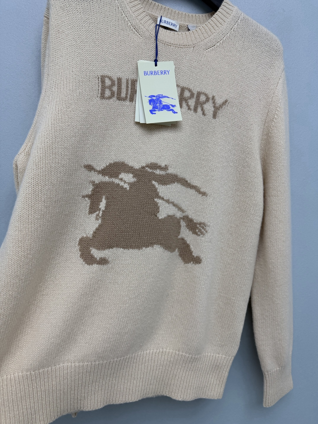 🔥🔥 Bur*燕麦色骑士提花圆领针织毛衣 甄选细腻羊毛混纺针织面料，织面细密平整，纱线柔软亲肤，蓬松有空气感，保暖性佳。