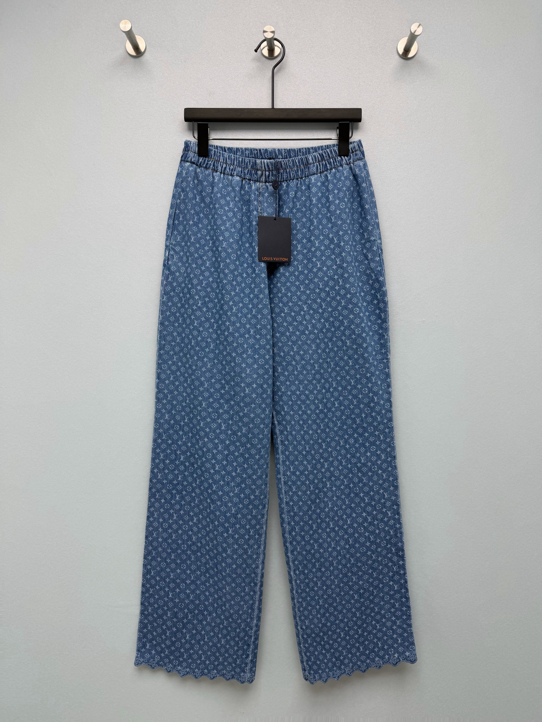 NO:950101,LOU* presbyopic elastic waist slightly flared denim trousers  Washed denim fabric, all over the body is printed with old flower jacquard, the fabric is soft and comfortable, retaining the texture of the denim fabric, and the washed blue tone is retro and soft. The body is covered with old flower jacquard, and the brand logo is all over the trousers, which is highly recognizable as a retro. It can be matched with the jackets and dresses of the same series. The elastic shirring design at the waist, with small button details, takes into account both comfort and style.  It is easy to put on and take off without tightening the waist and abdomen. The floral embroidered hollow wavy lace on the trouser legs softens the tough style of denim and is consistent with the design language of the series. The practical side pockets take into account both beauty and daily practicality. Contrast color topstitching and neat line routing enhance the texture of denim clothing. The elastic waist is slightly flared and the waist is elasticated and elasticated, making it highly tolerant to the waist circumference!  Solid color size 3 SML,Louis Vuitton-clothing,louis vuitton,skirts,jackets & coats,19860909LOU*老花松紧腰微喇牛仔长裤 水洗牛仔面料,全身满印老花提花,布面柔软舒适,保留牛仔面料肌理,水洗蓝色调复古柔和.衣身满版老花提花,品牌标识遍布裤身,复古辨识度高,和同系列外套、连衣裙成套适配.腰部松紧抽褶设计,搭配小纽扣细节,兼顾舒适与版型,穿脱简单,不勒腰腹.裤脚花卉刺绣镂空波浪花边,柔化牛仔硬朗风格,和系列单品设计语言统一.侧边实用插袋,兼顾美观与日常实用性.撞色明线车缝,走线工整,强化牛仔服饰质感.松紧腰微喇裤型,腰部弹力松紧设计,对腰围包容度高！ 单色3码 SML,路易威登-服装,louis vuitton,skirts,jackets & coats,,Women's clothing